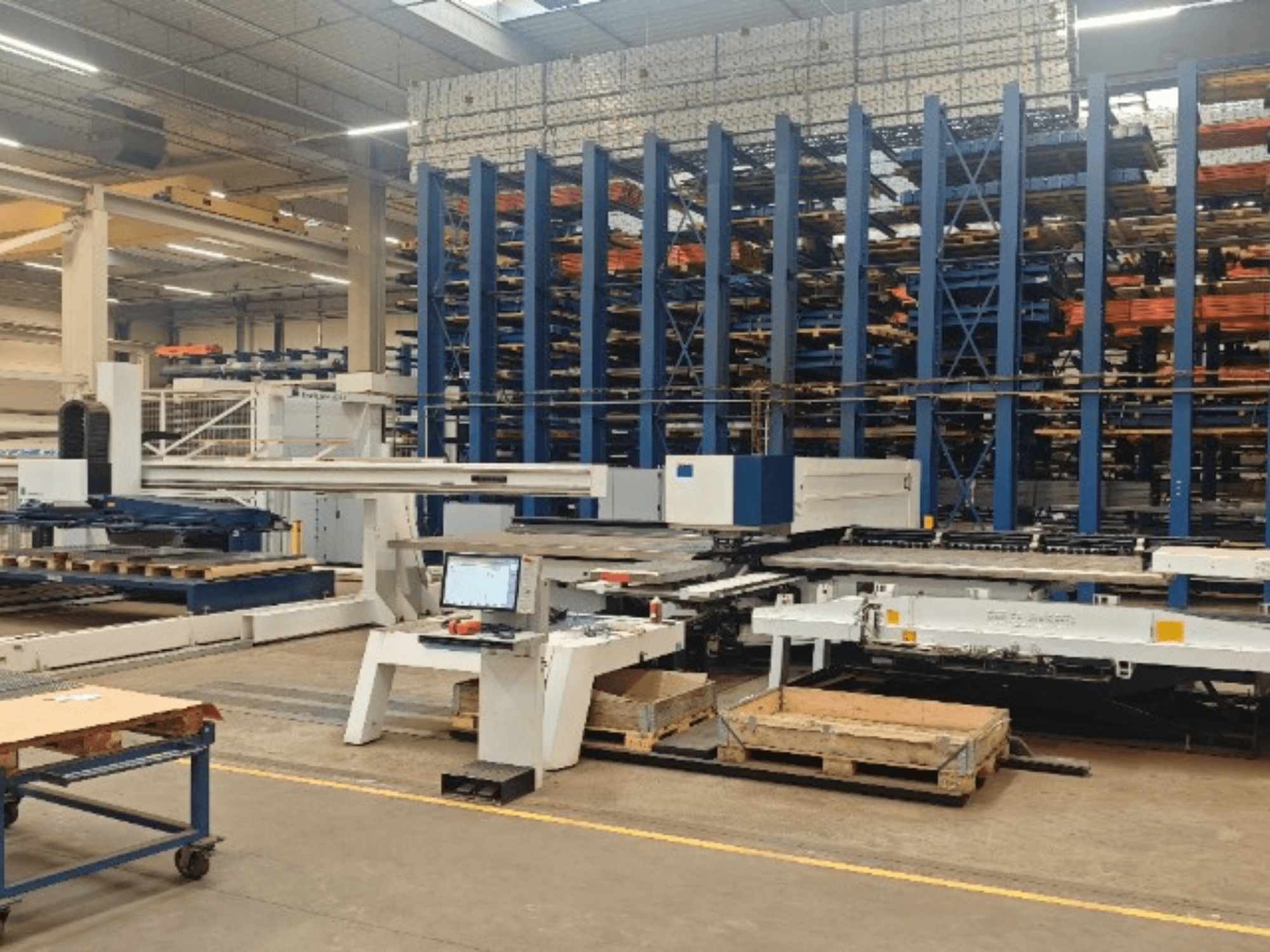 Punzonatrice CNC TRUMPF TruPunch 5000 S12 in un'officina, vista frontale con pannello di controllo e area di stoccaggio.