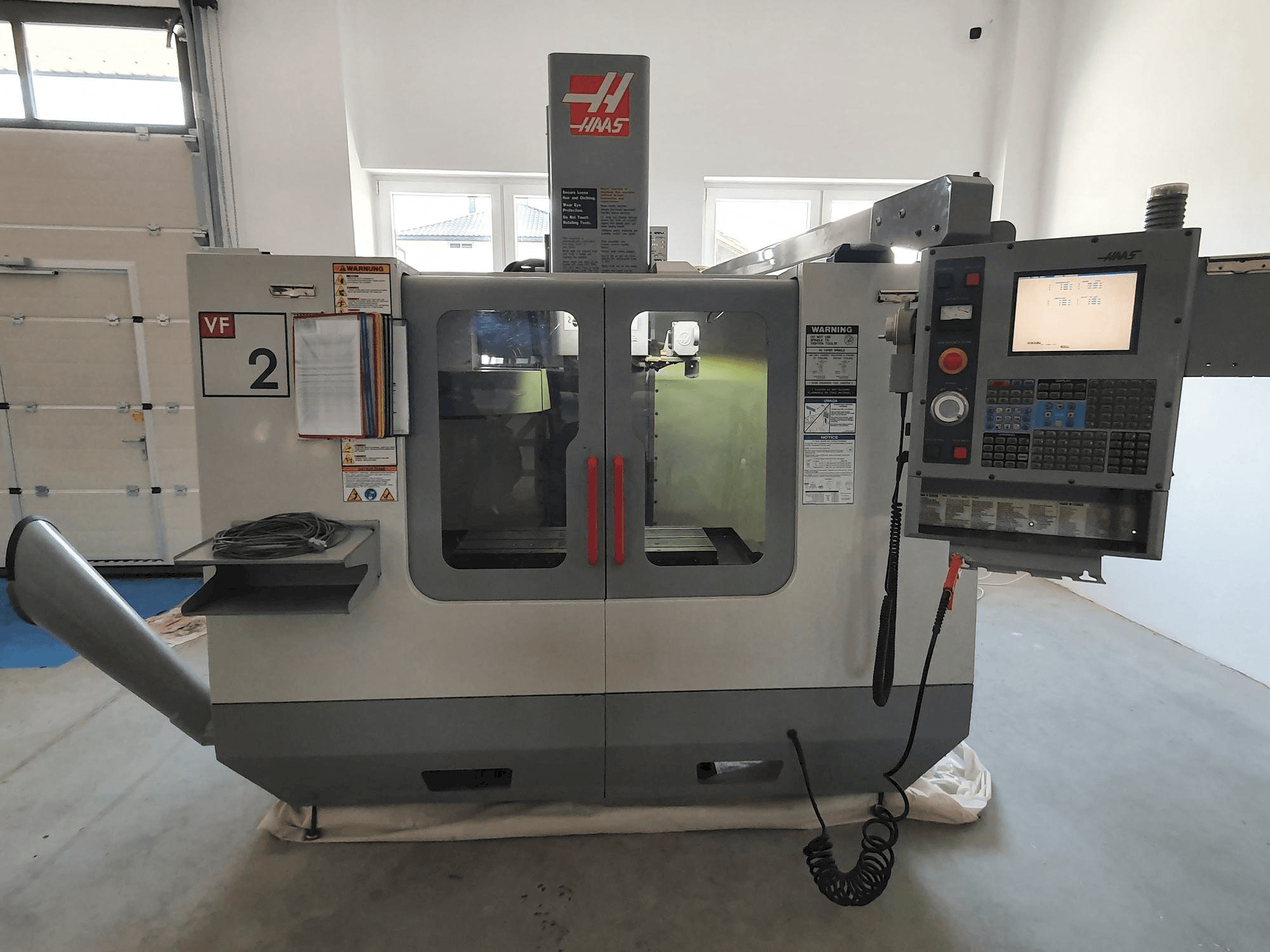 Vista frontale della macchina HAAS VF-2BHE