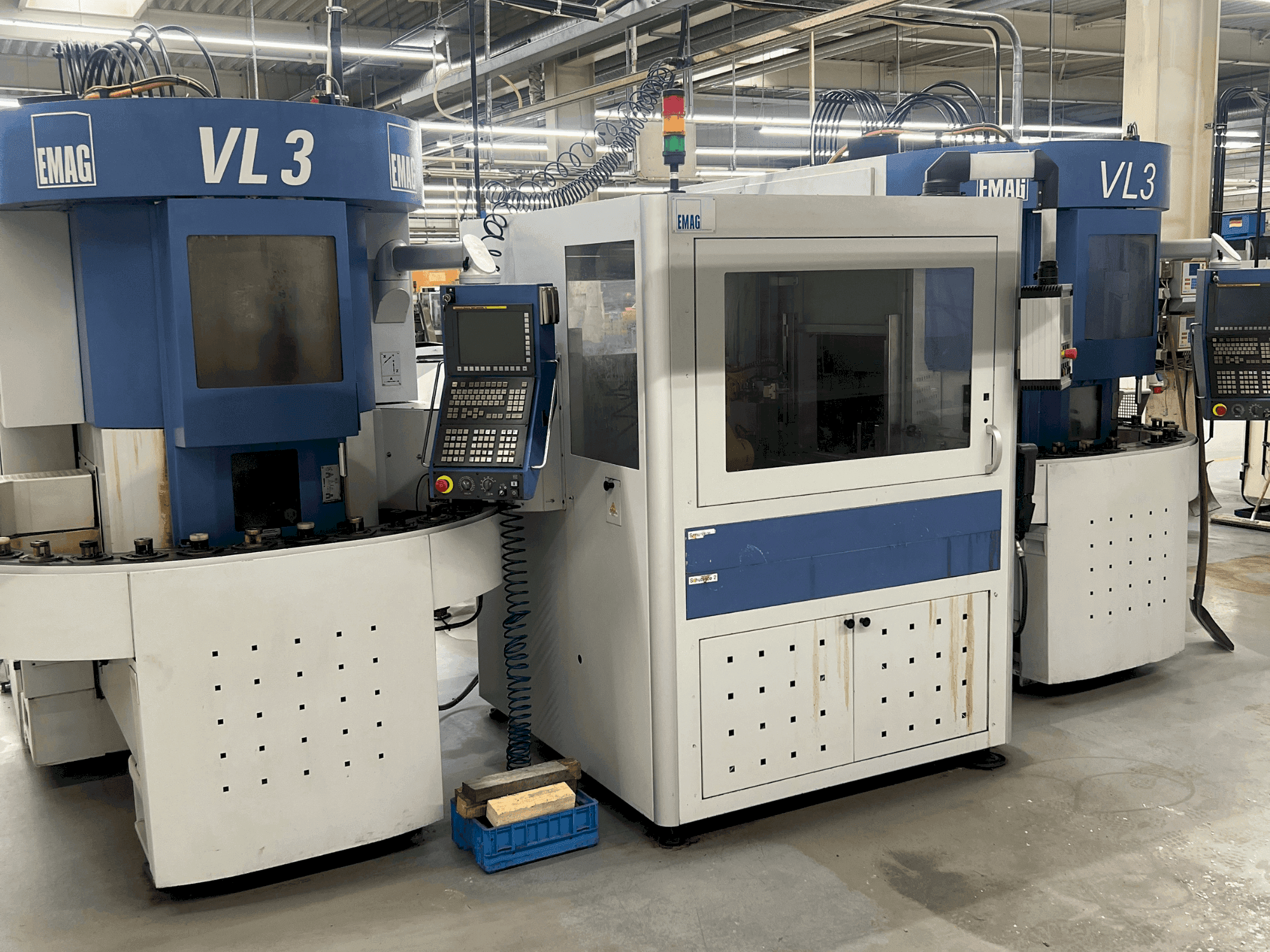 Vista frontale della macchina EMAG VL03