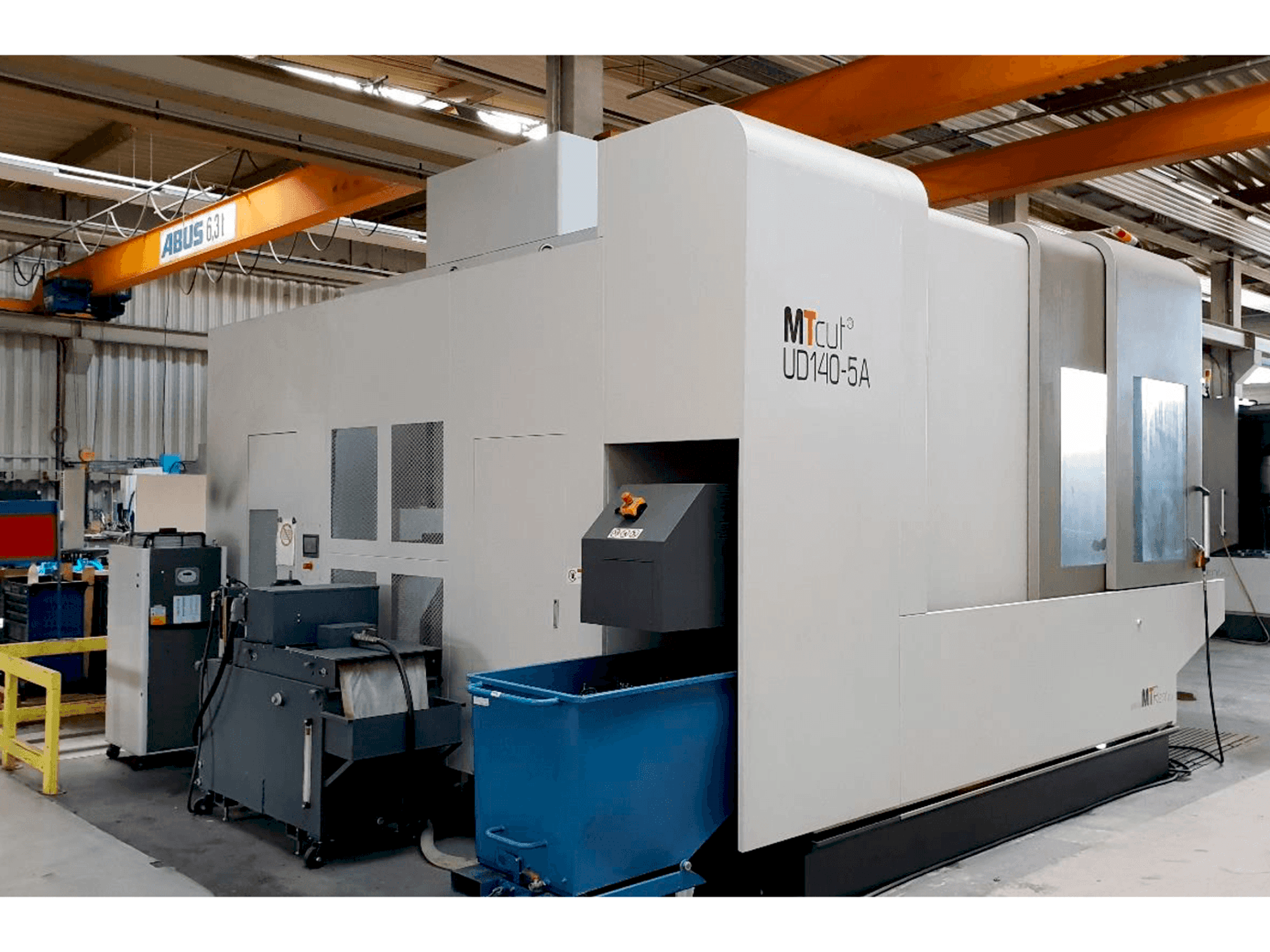 Vista frontale della macchina MTcut UD140H-5A