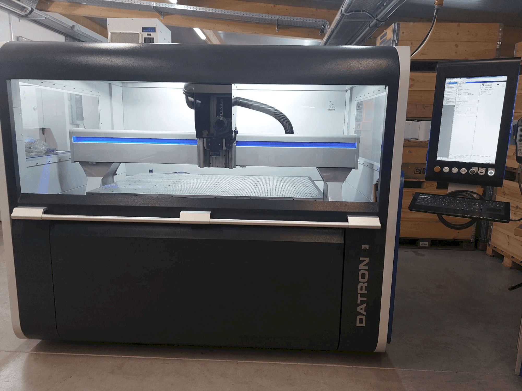 Vista frontale della macchina Datron MLCube LS