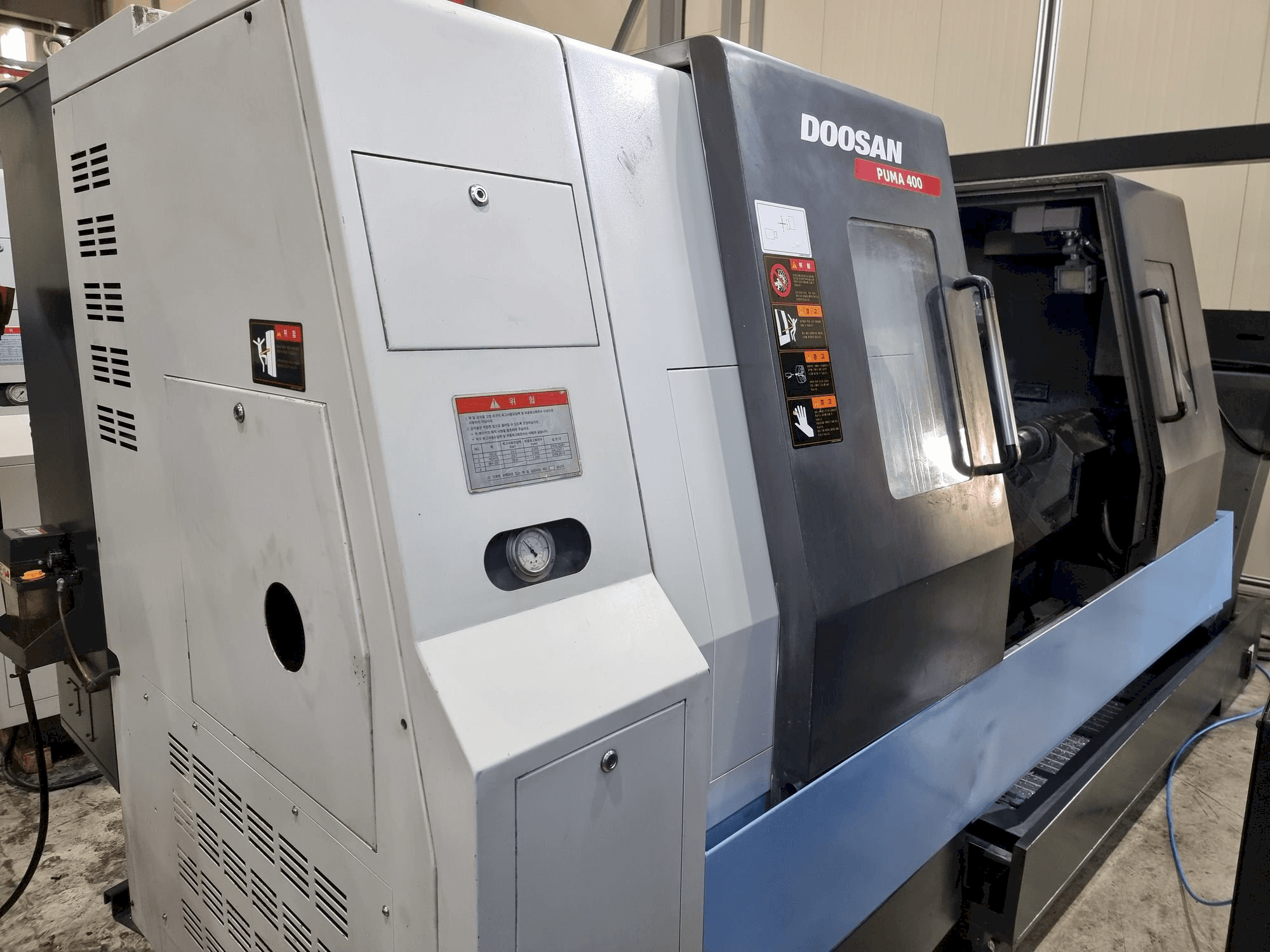 Vista frontale della macchina Doosan PUMA 400B