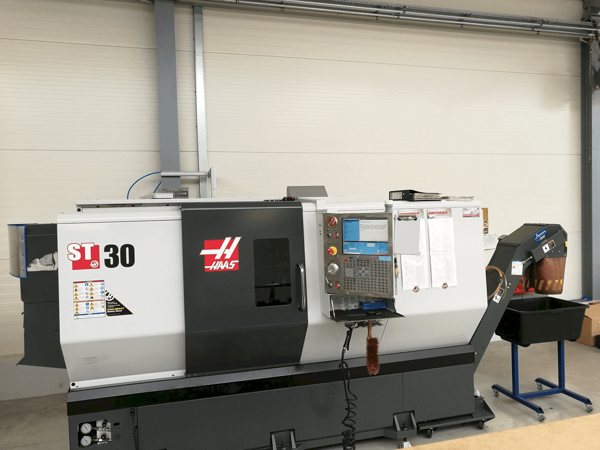 Vista frontale della macchina HAAS ST-30