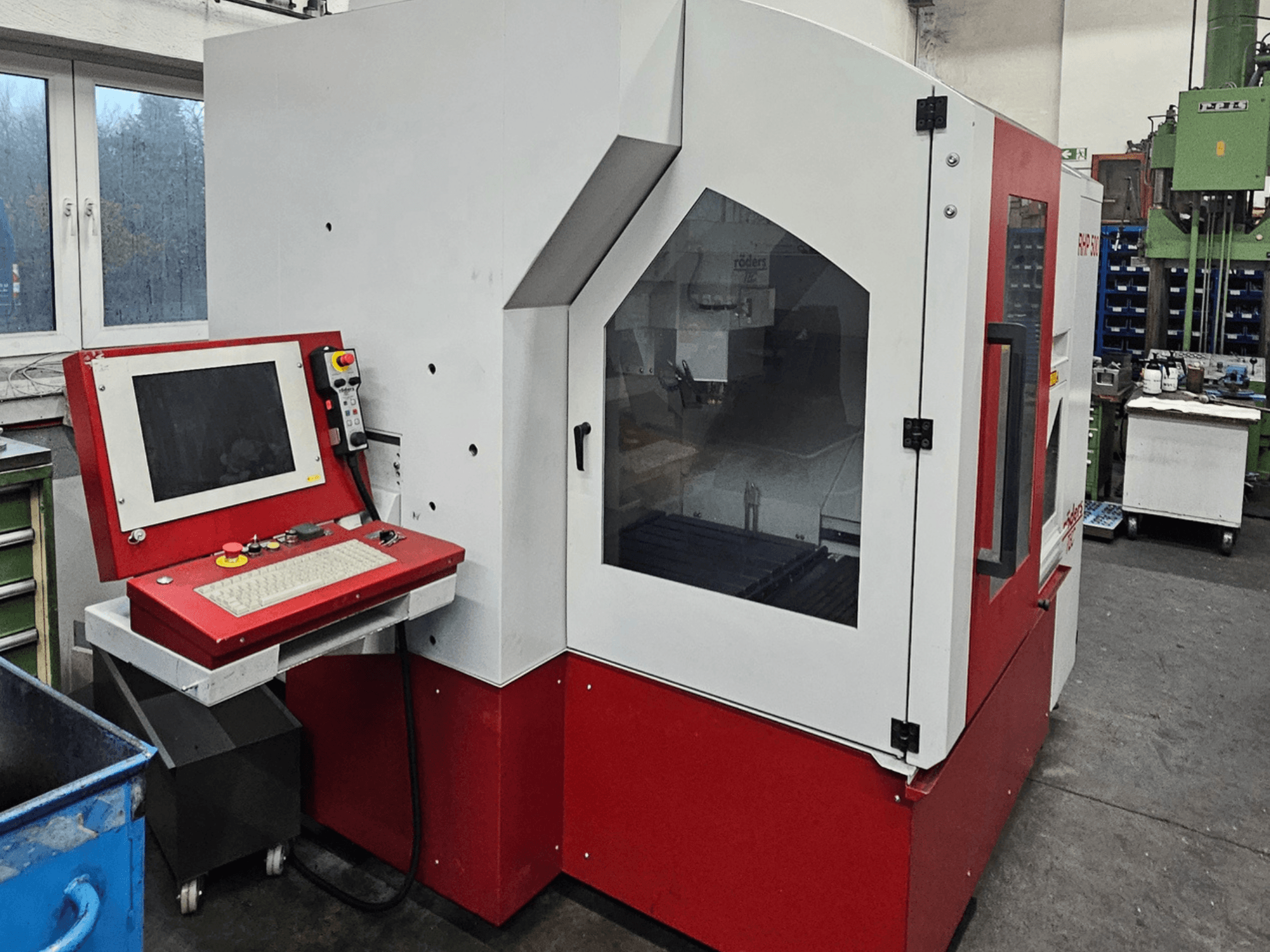 Centro di lavoro verticale RÖDERS RHP 500, vista frontale, con pannello di controllo e ampia finestra di visualizzazione.