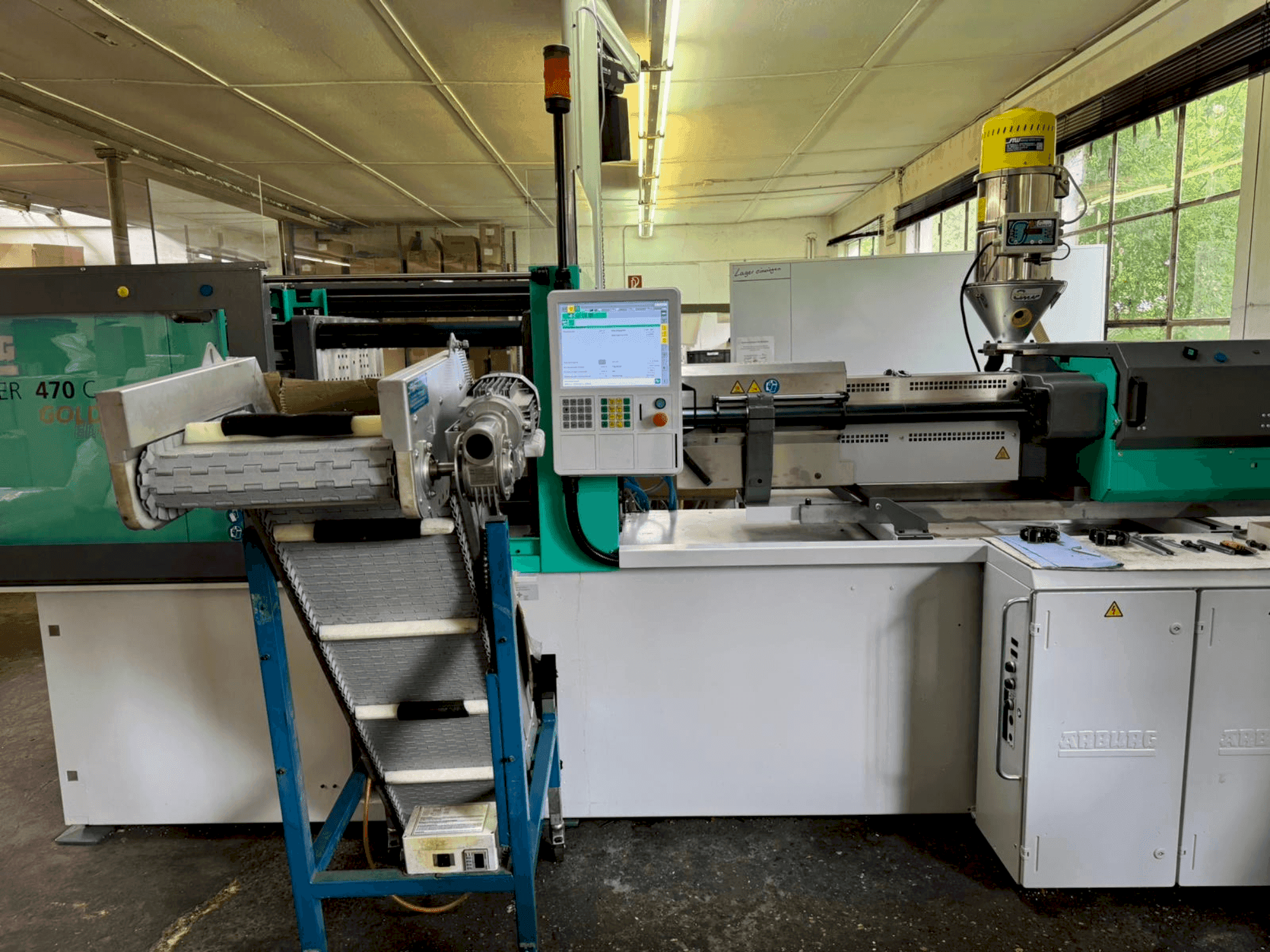 Vista frontale della macchina Arburg 470 C 1500-800