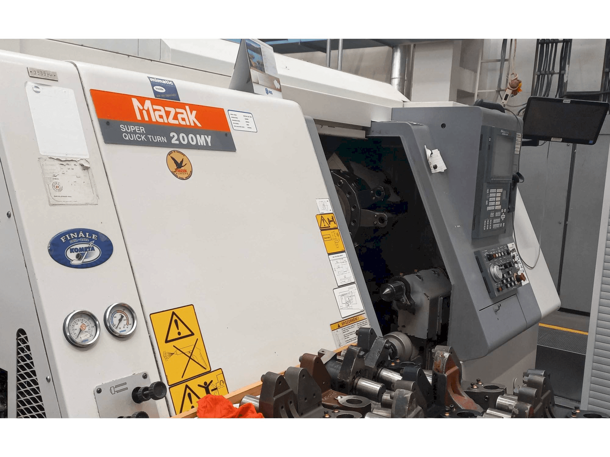 Vista frontale della macchina Mazak SQT 200MY