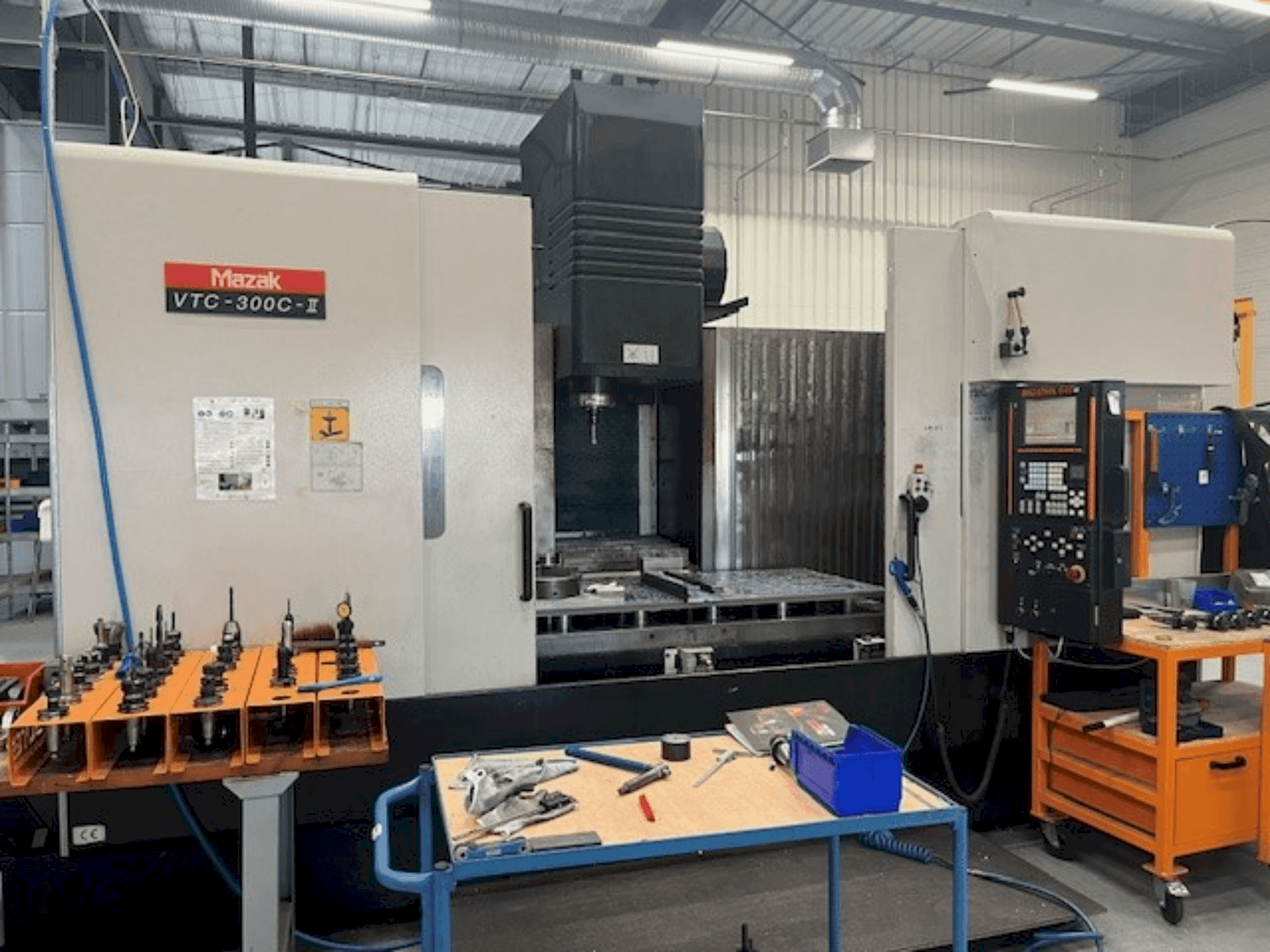 Vista frontale della macchina Mazak VTC-300C-II