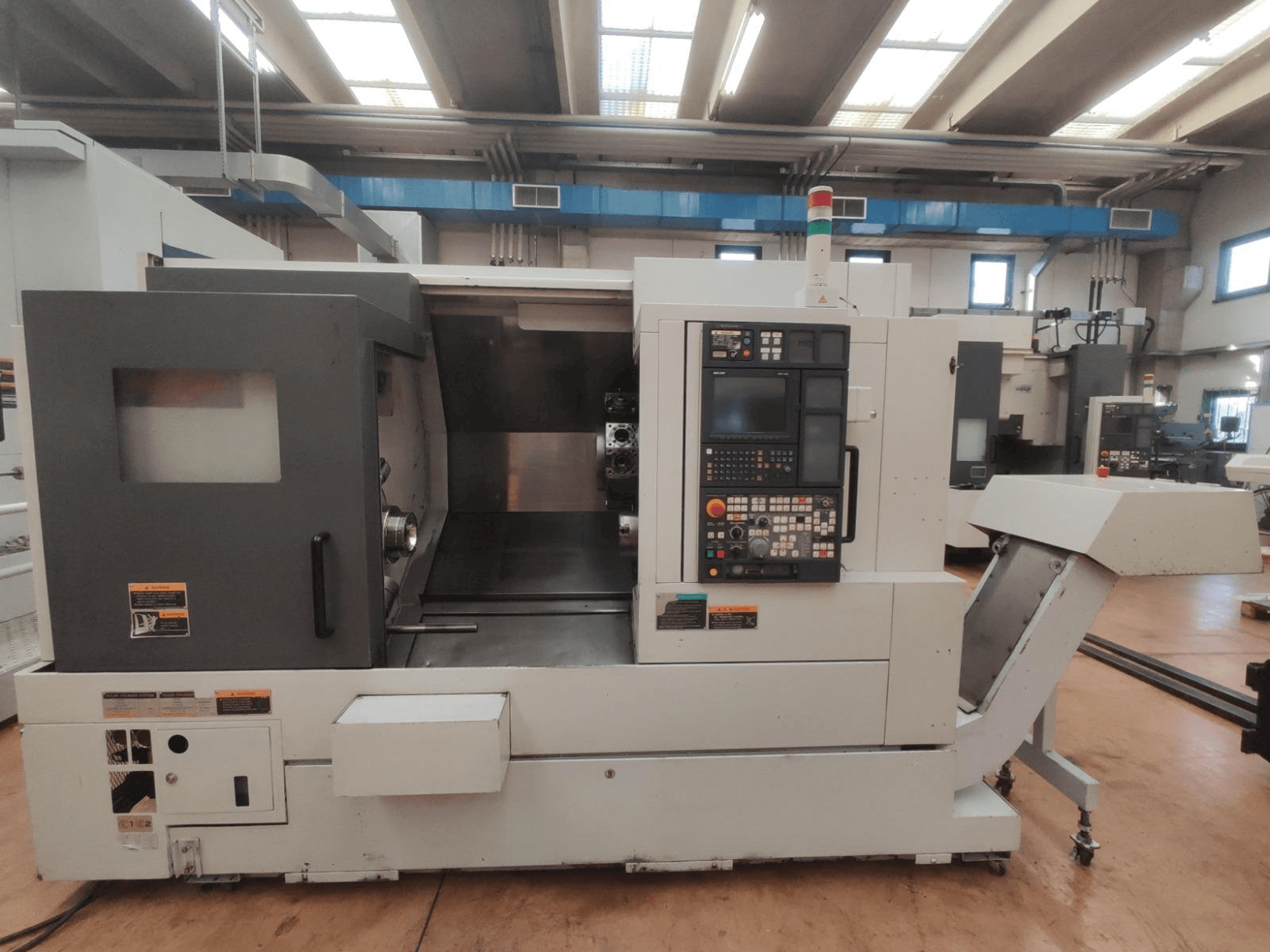 Vista frontale della macchina MORI SEIKI NL2500/700 SMC