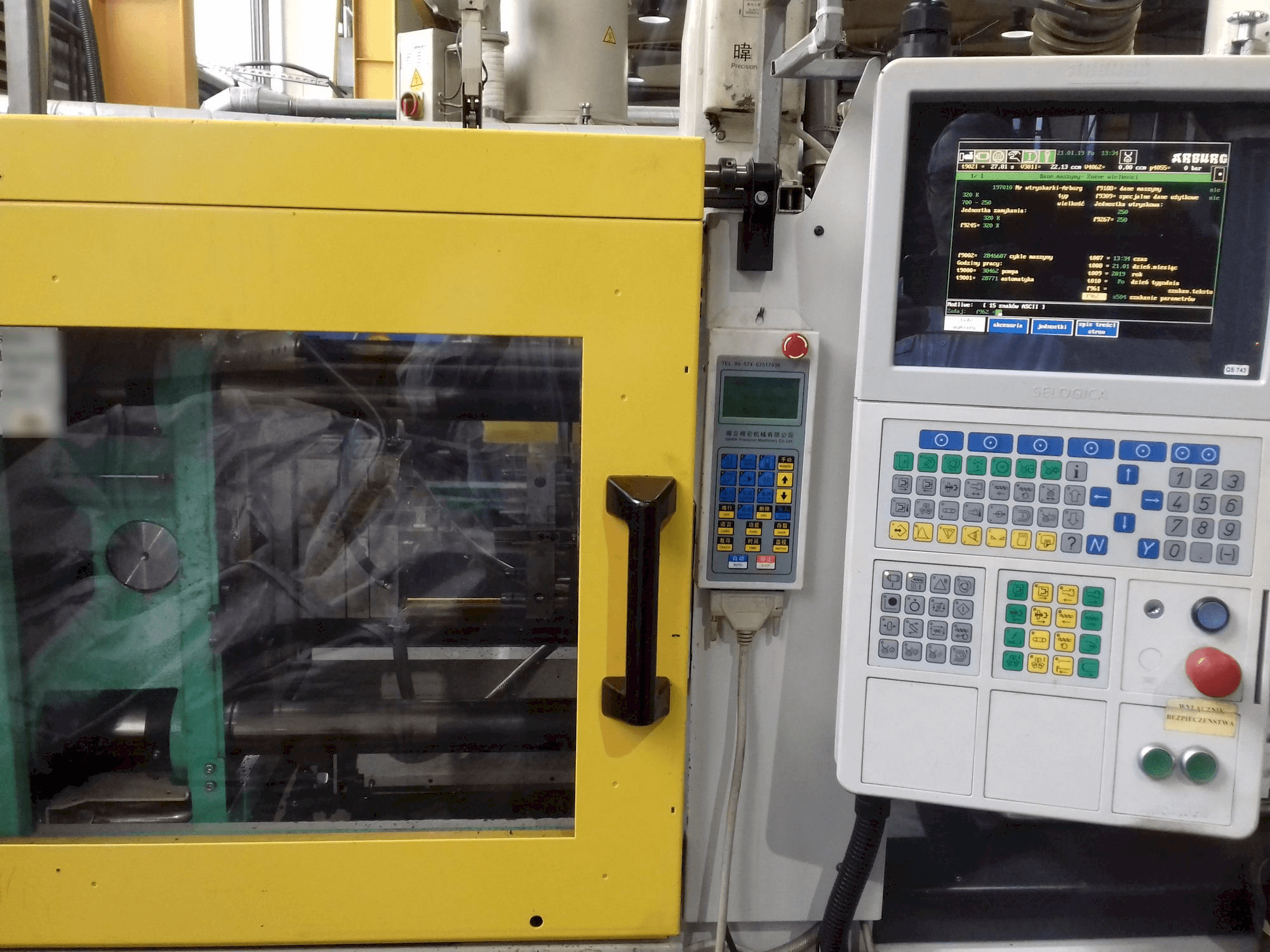 Vista frontale della macchina Arburg ALLROUNDER 320 K 700-250