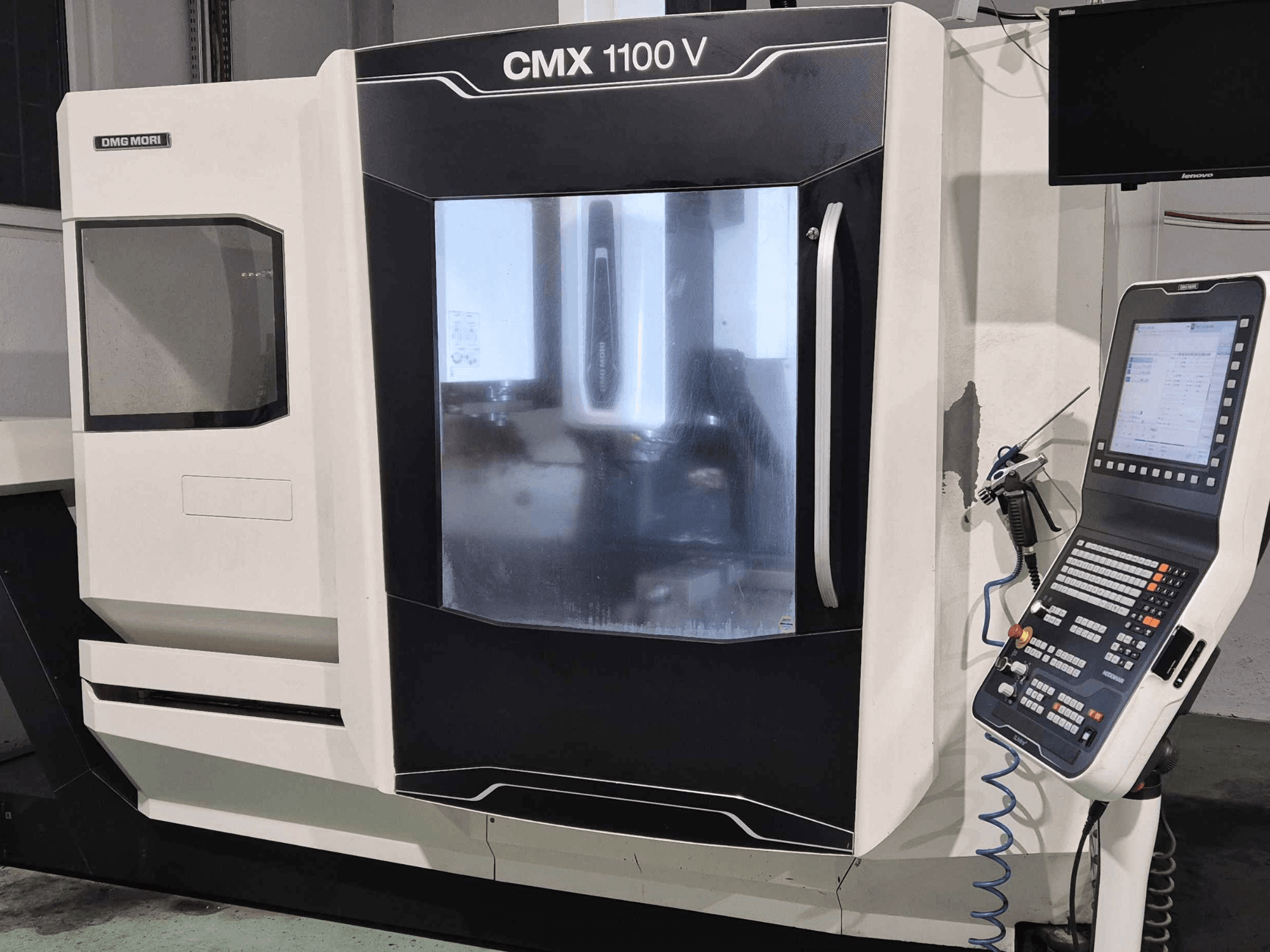 DMG Mori CMX 1100 V, vista frontale della macchina CNC con pannello di controllo, display digitale e impostazione del refrigerante visibili.