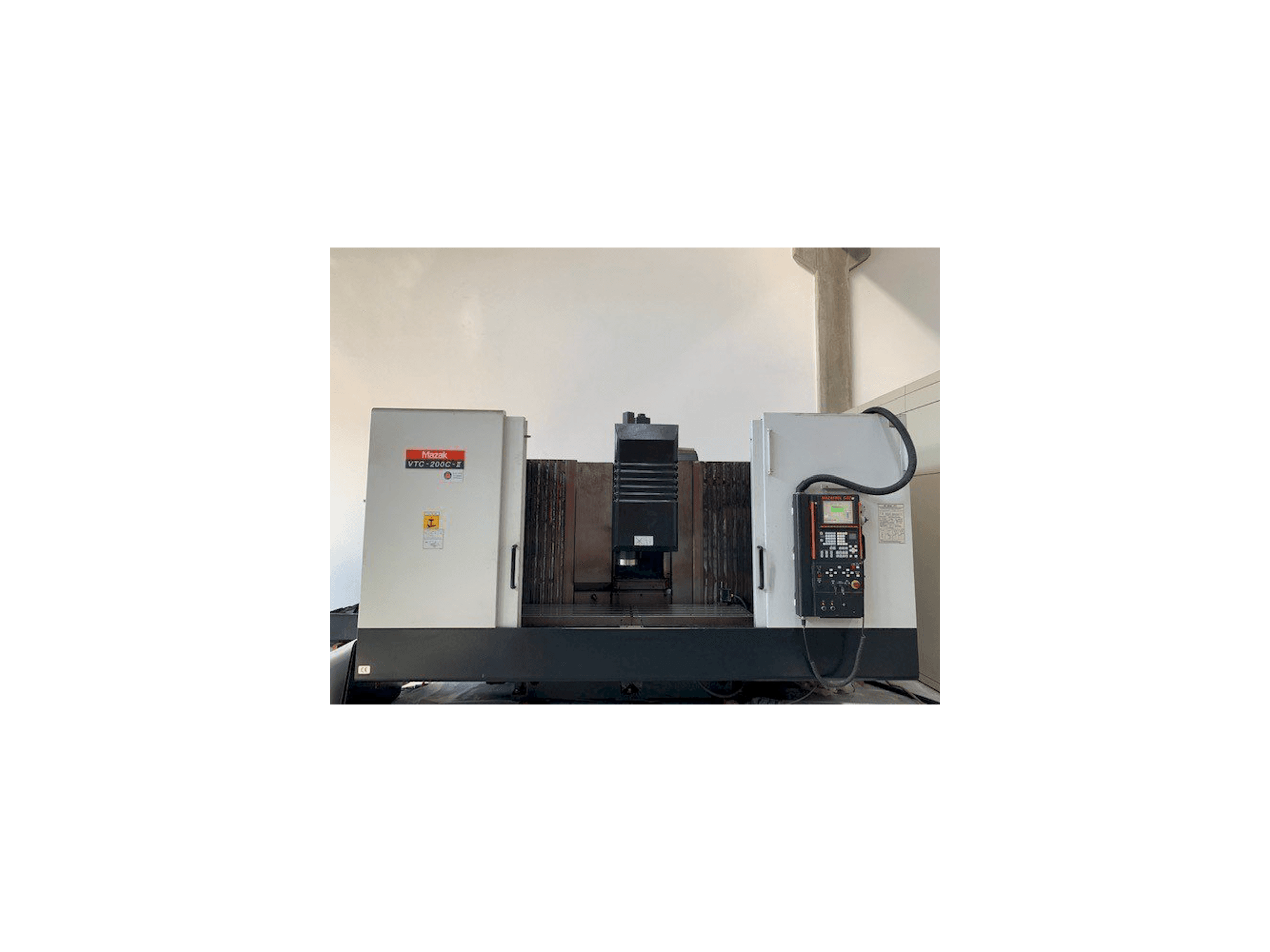 Vista frontale della macchina Mazak VT 200C II