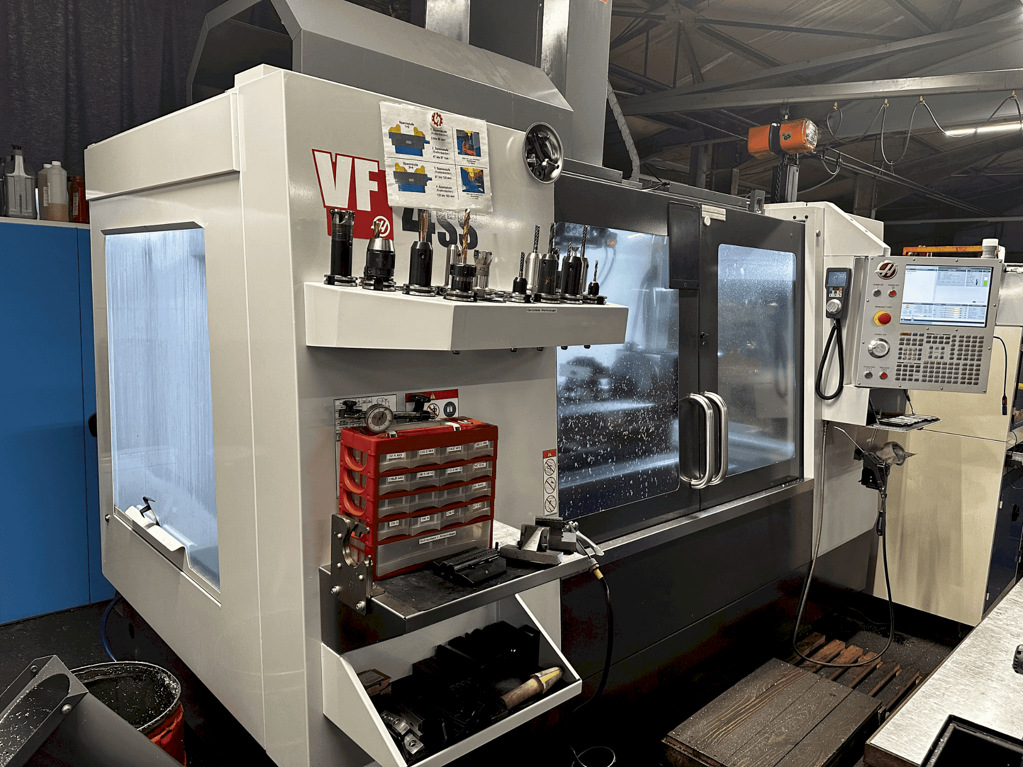 Vista frontale della macchina HAAS VF-4SS-EU