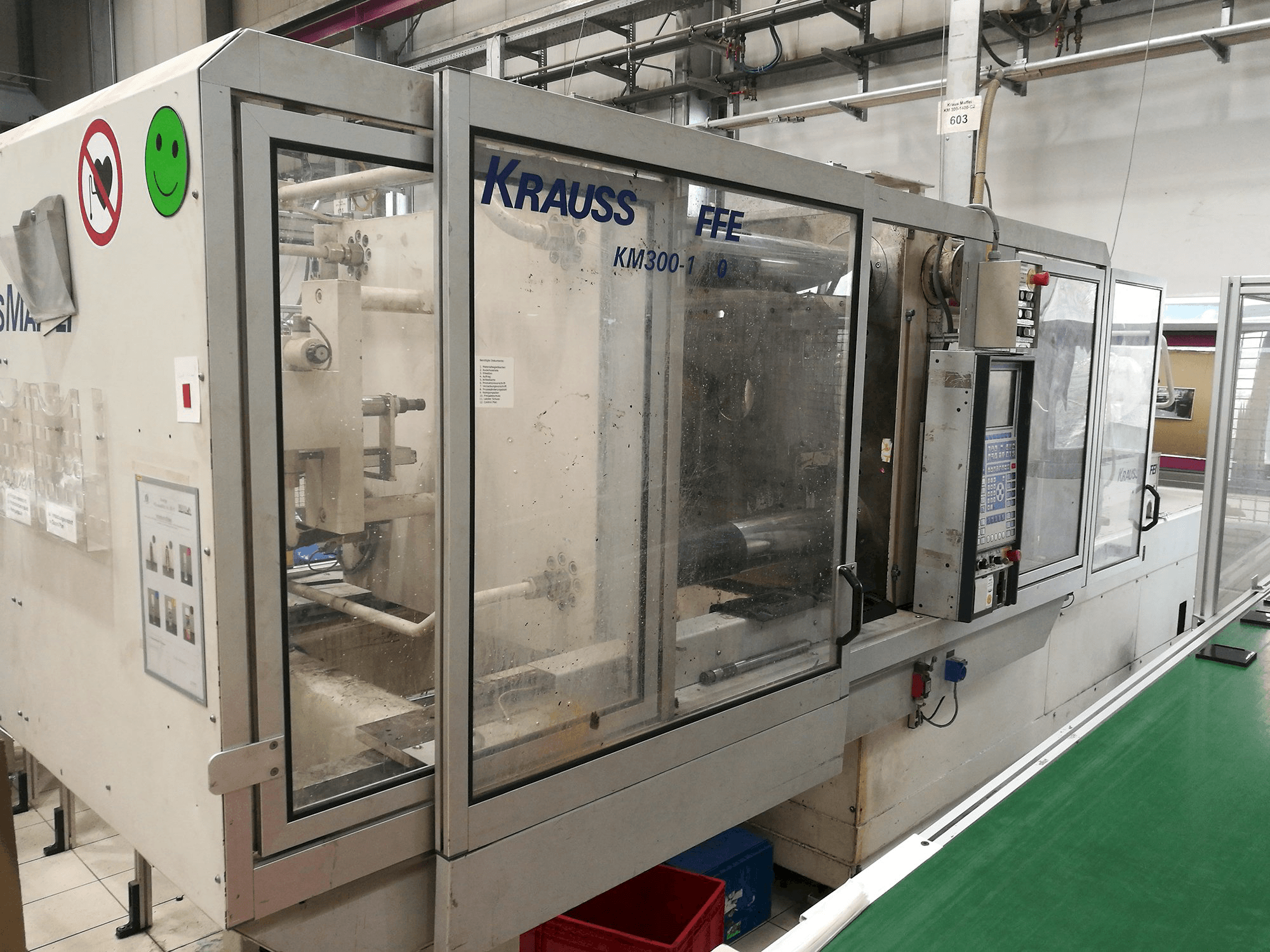 Vista lato sinistro della macchina Krauss Maffei KM 300-1400 C2