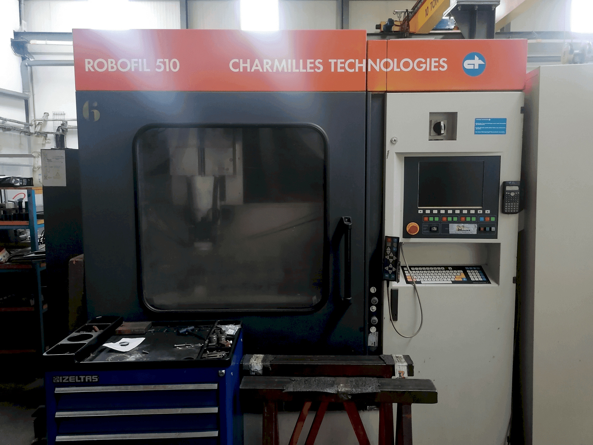 Vista frontale della macchina CHARMILLES Robofil 510