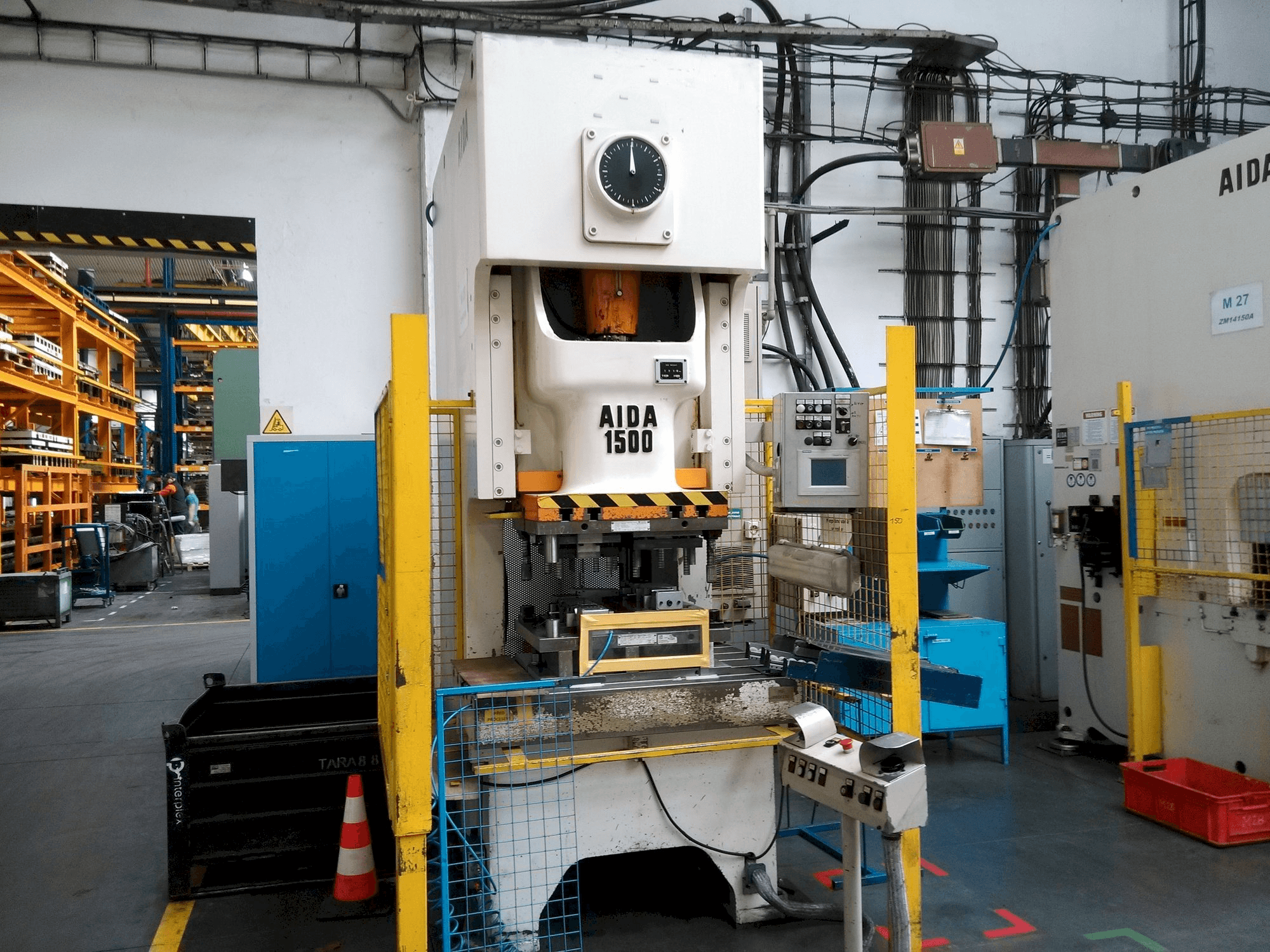 Vista frontale della macchina AIDA NC 1-1500