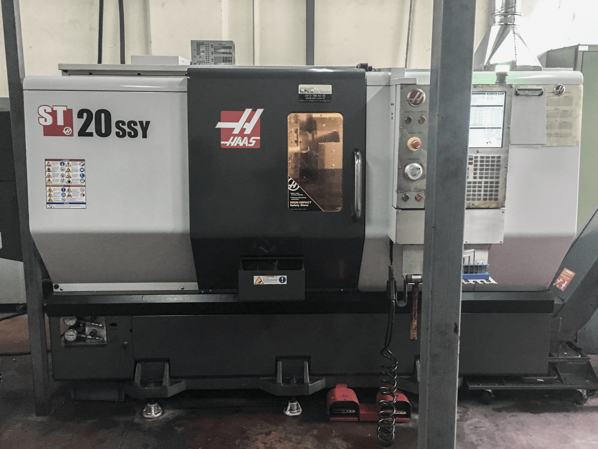 Vista frontale della macchina HAAS ST-20SSY