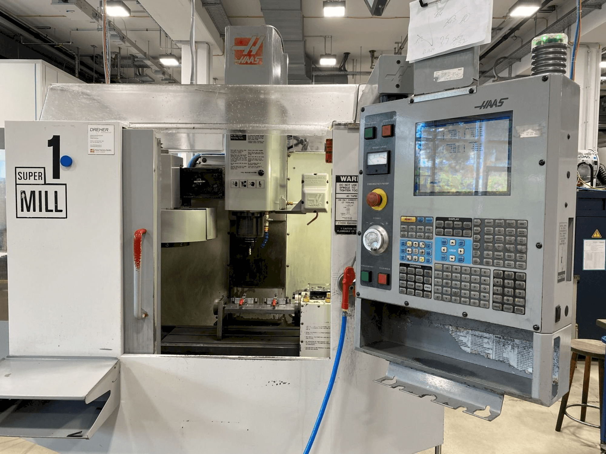Vista frontale della macchina HAAS S Minimill