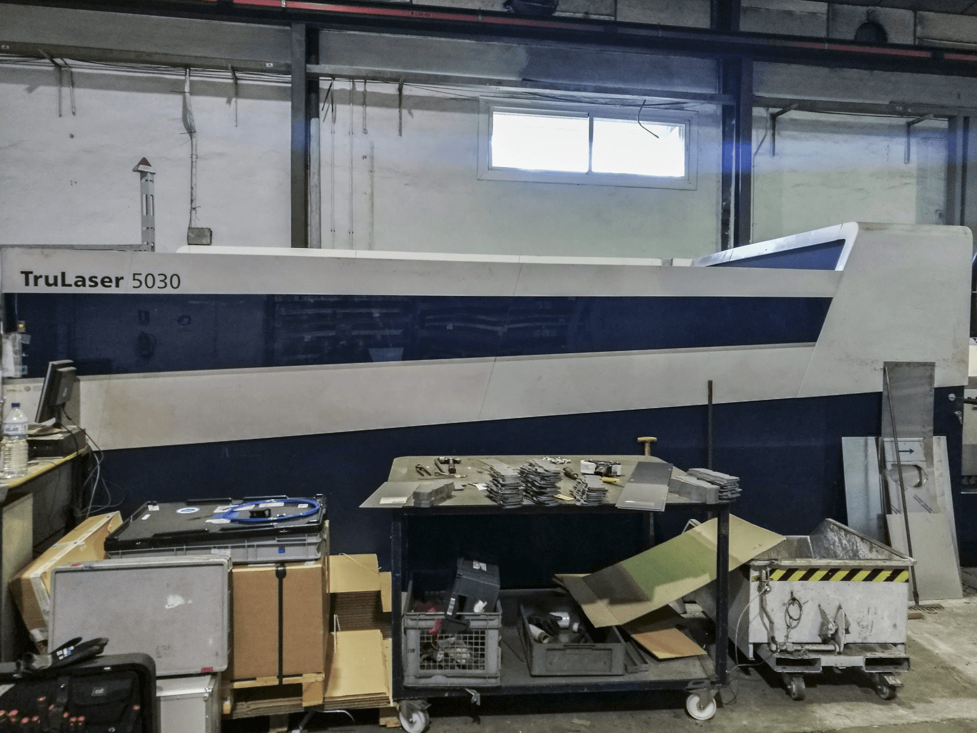 Vista laterale destra della macchina Trumpf TruLaser 5030 fiber