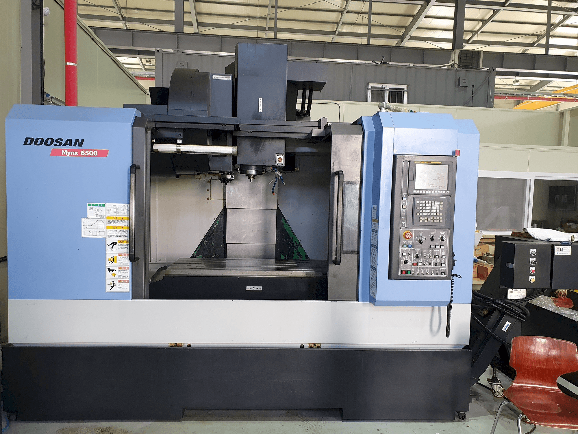 Vista frontale della macchina Doosan MYNX 6500
