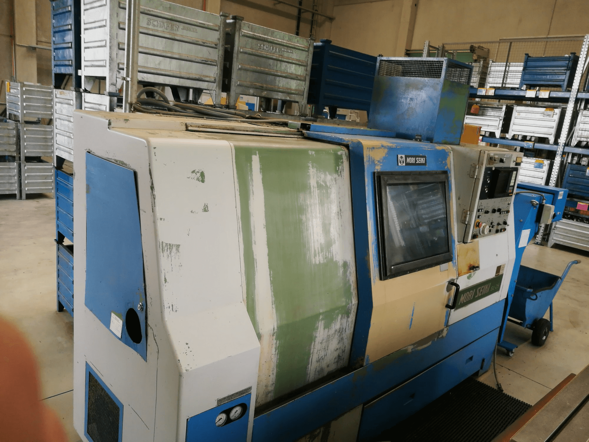 Vista lato sinistro della macchina MORI SEIKI SL-25A/500