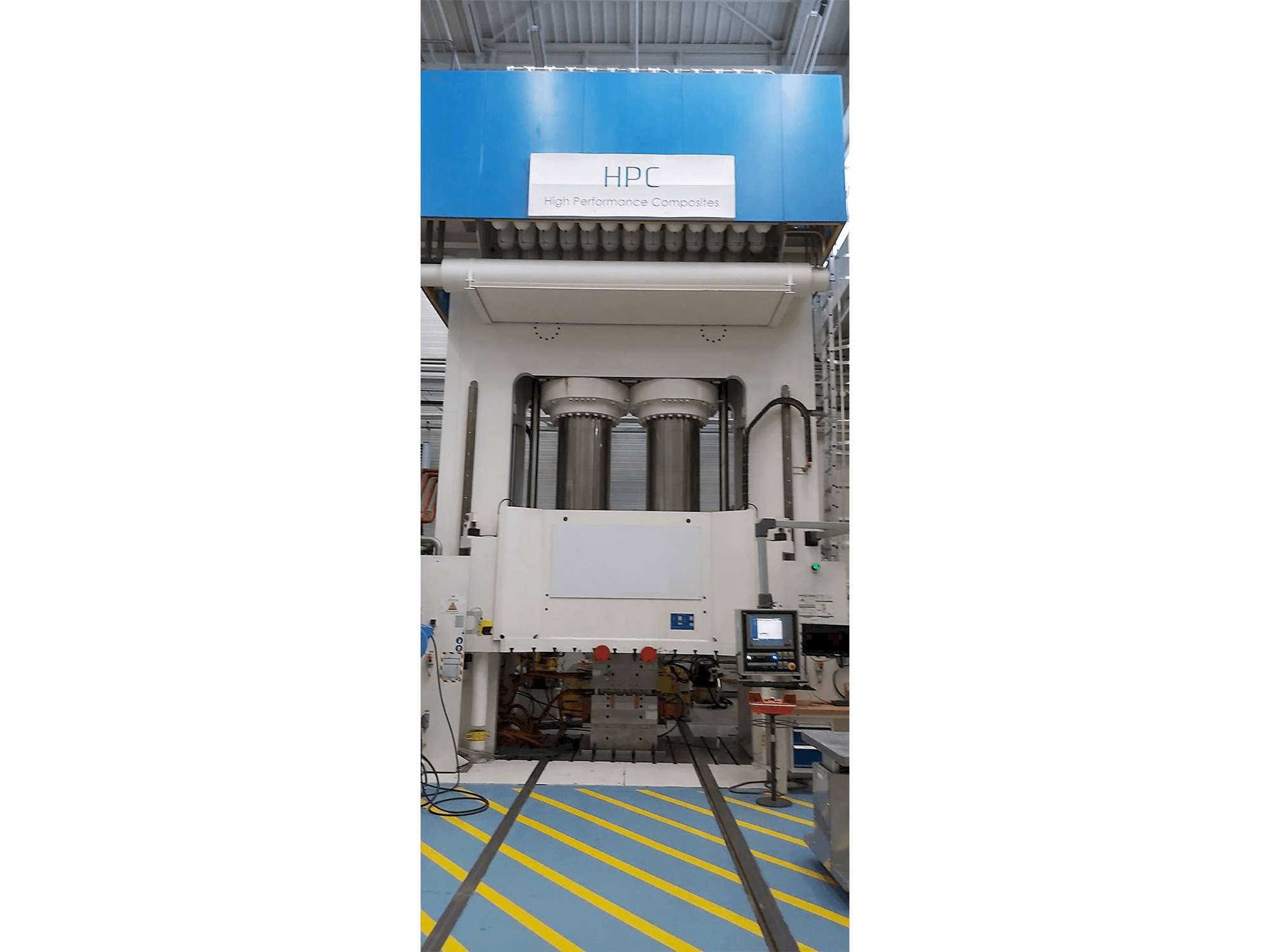 Vista frontale della macchina Dieffenbacher 2500 Ton