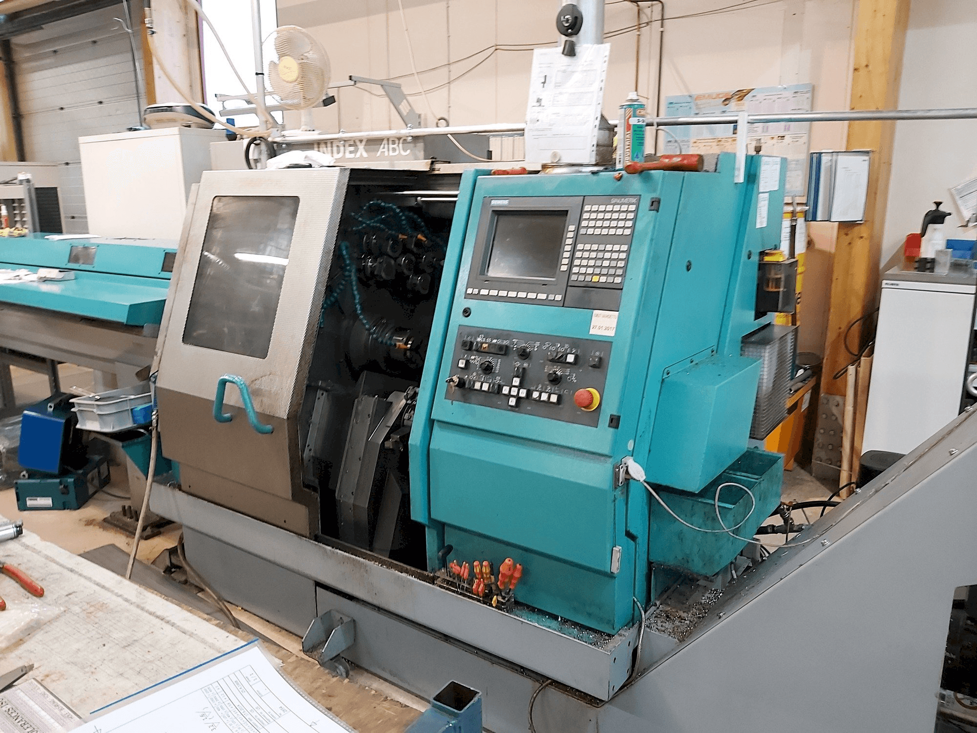 Vista frontale della macchina Index ABC