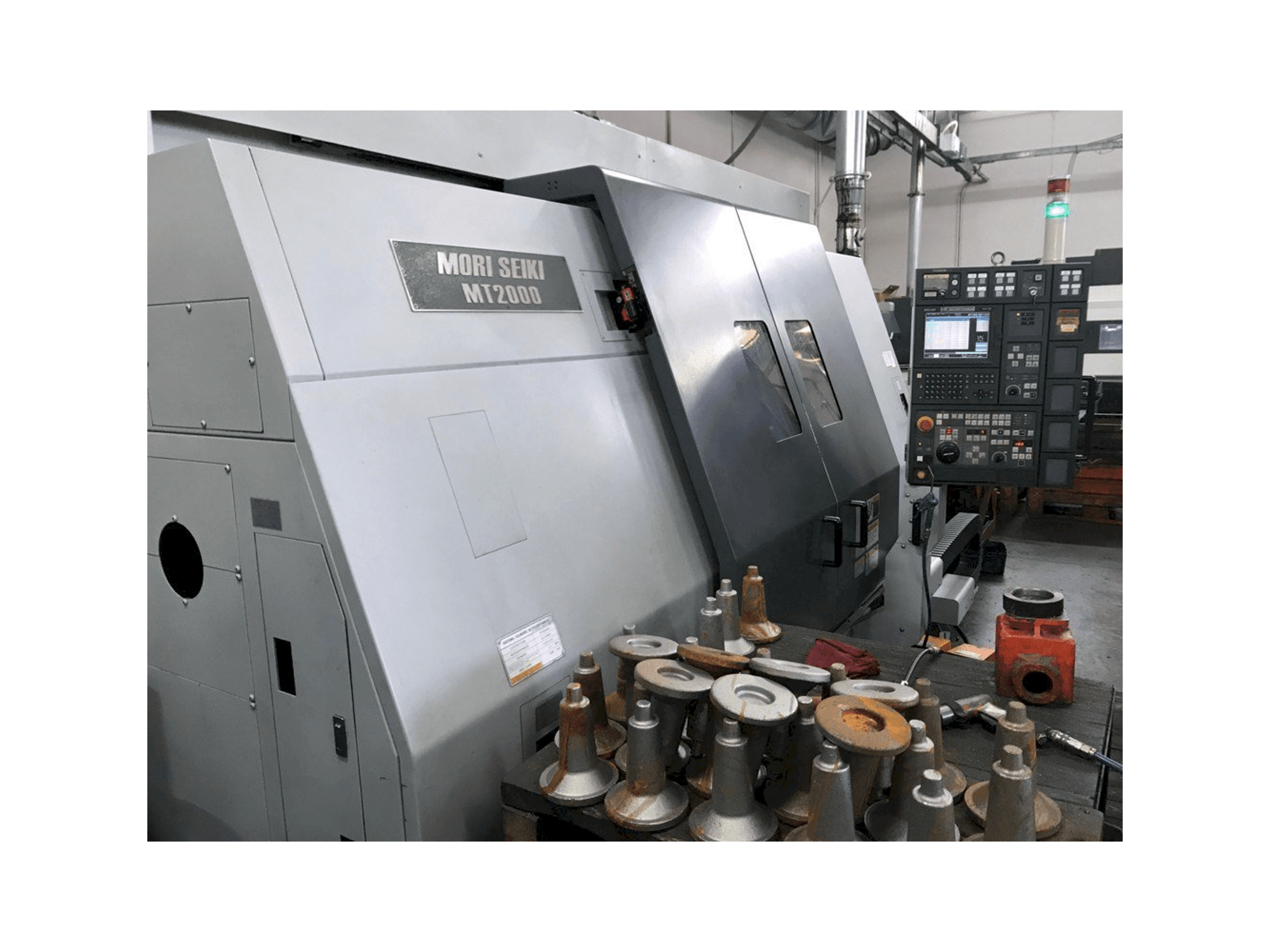 Vista frontale della macchina MORI SEIKI MT 2002 SZ