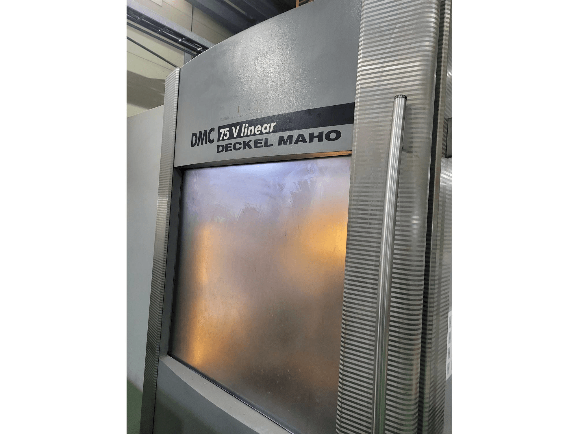Vista frontale della macchina DECKEL MAHO DMC 75 Linear