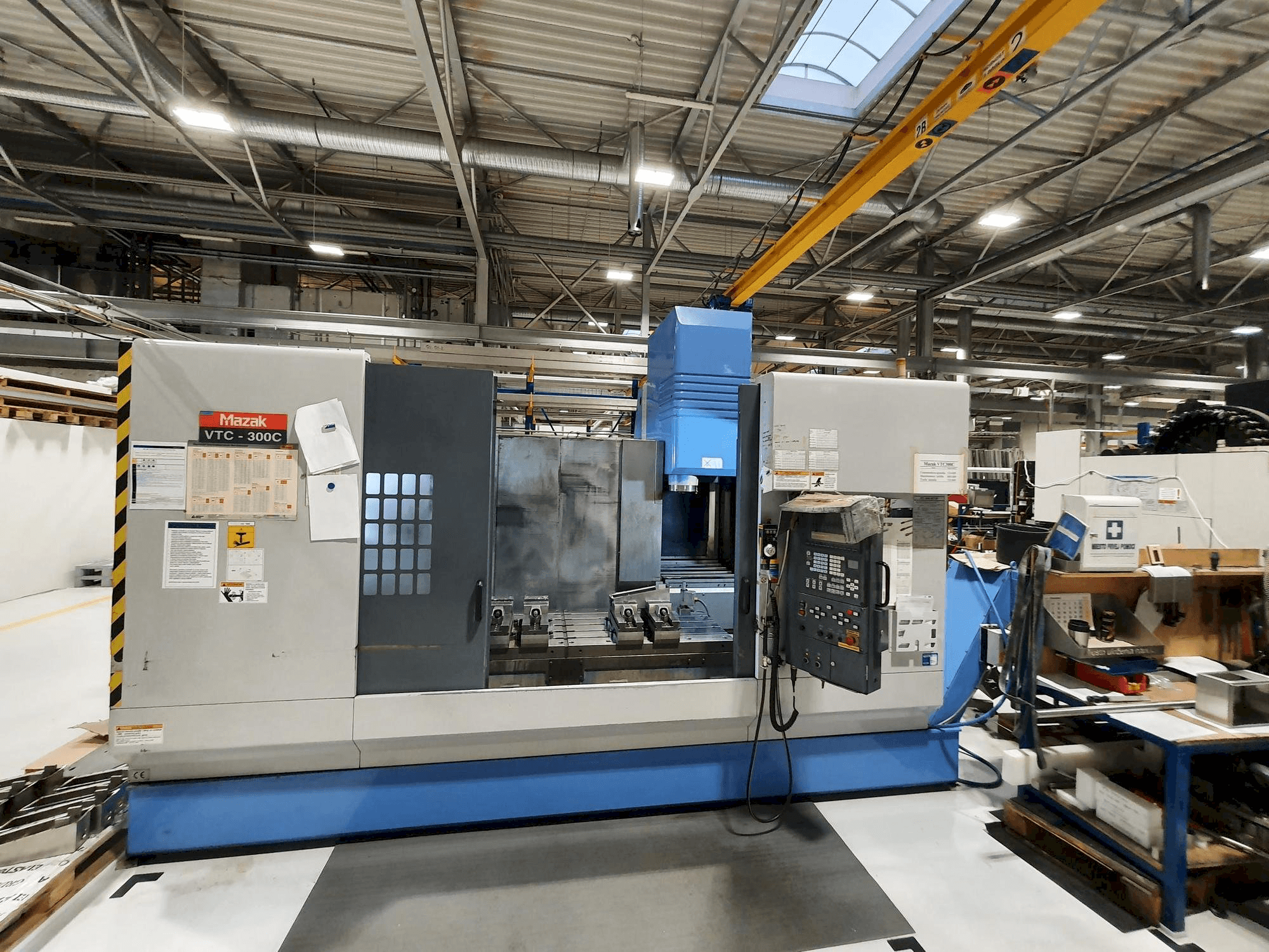 Vista frontale della macchina Mazak VTC-300C