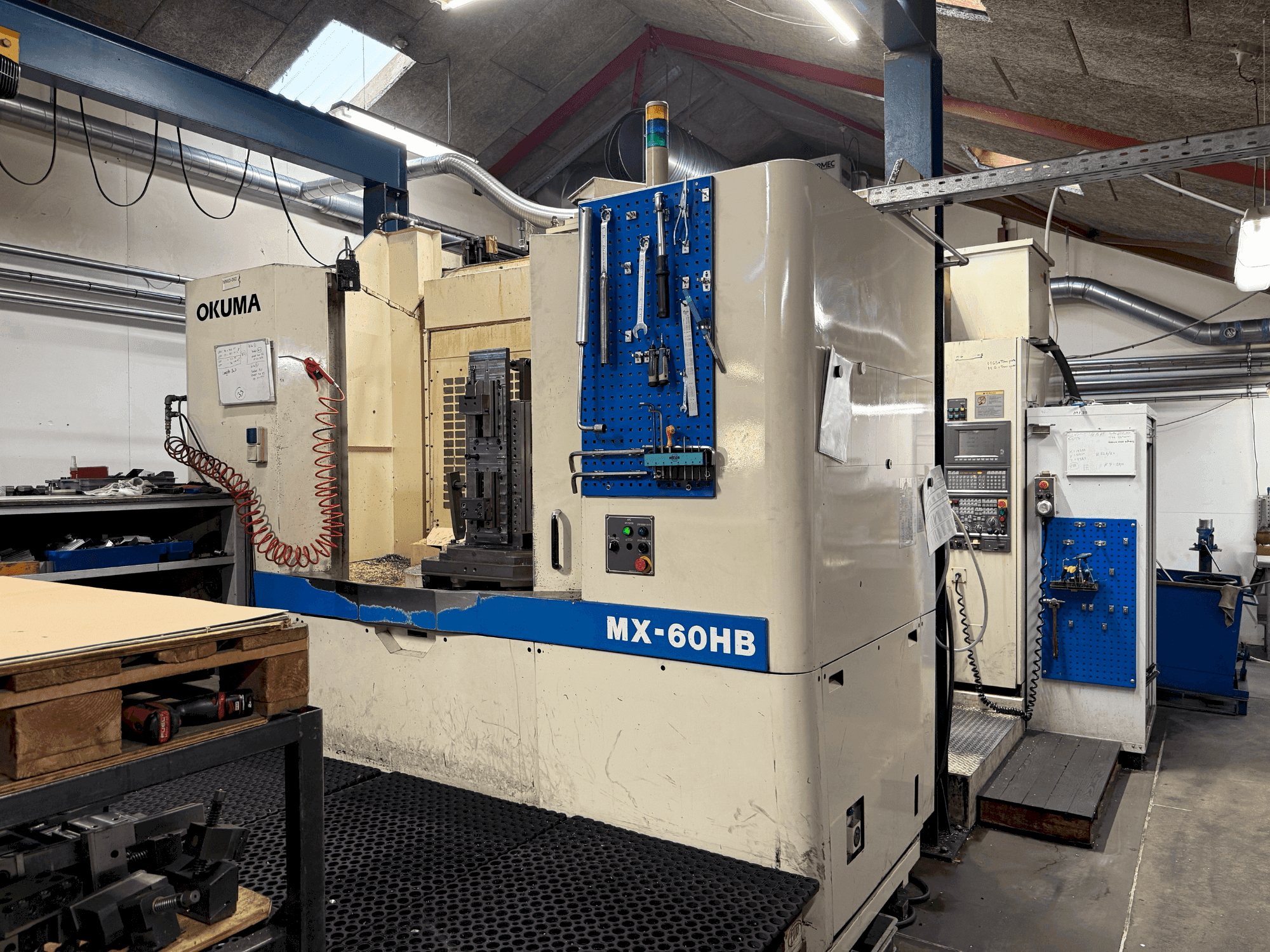 Vista frontale della macchina Okuma MX-60HB