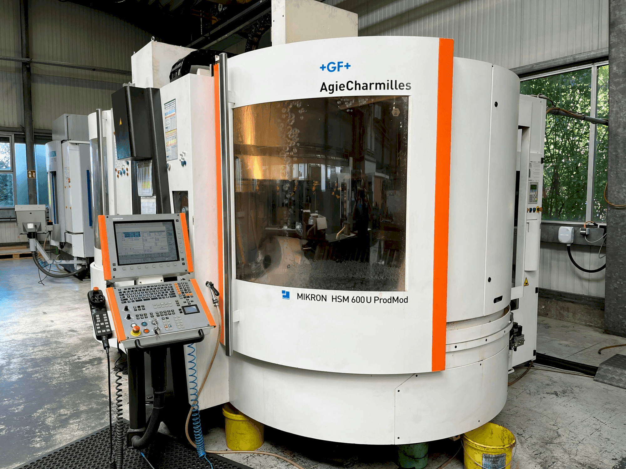 Vista frontale della macchina MIKRON HSM 600 U