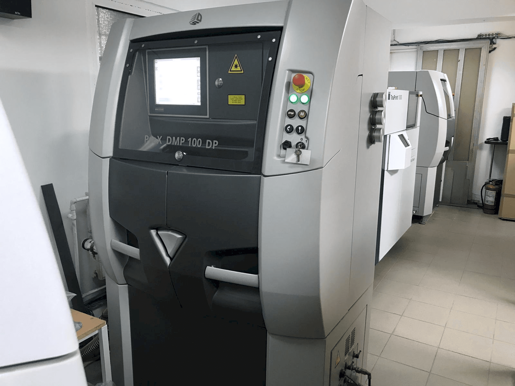 Vista frontale della macchina 3D SYSTEMS ProX DMP 100