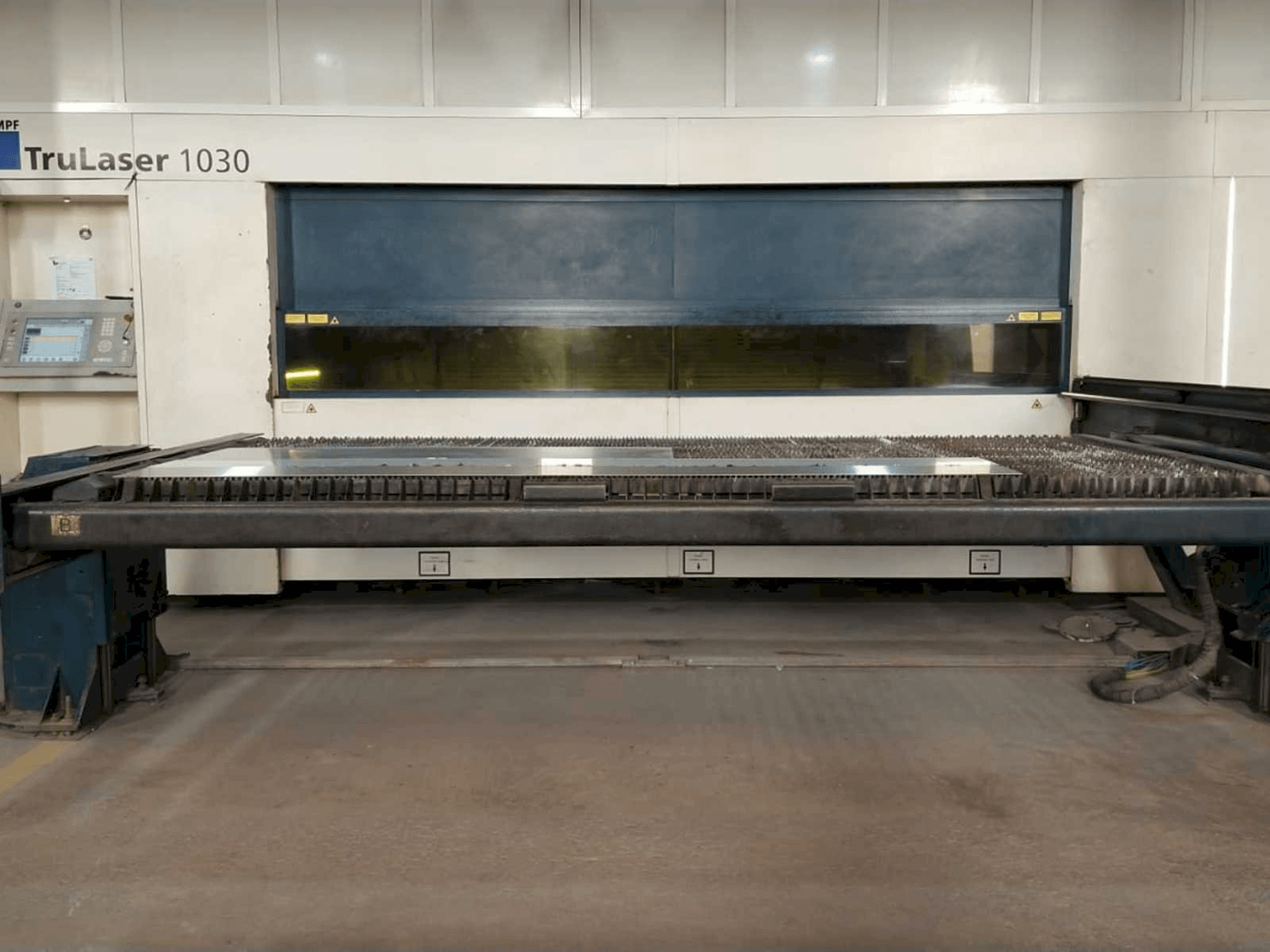 Vista frontale della macchina Trumpf True Laser 1030
