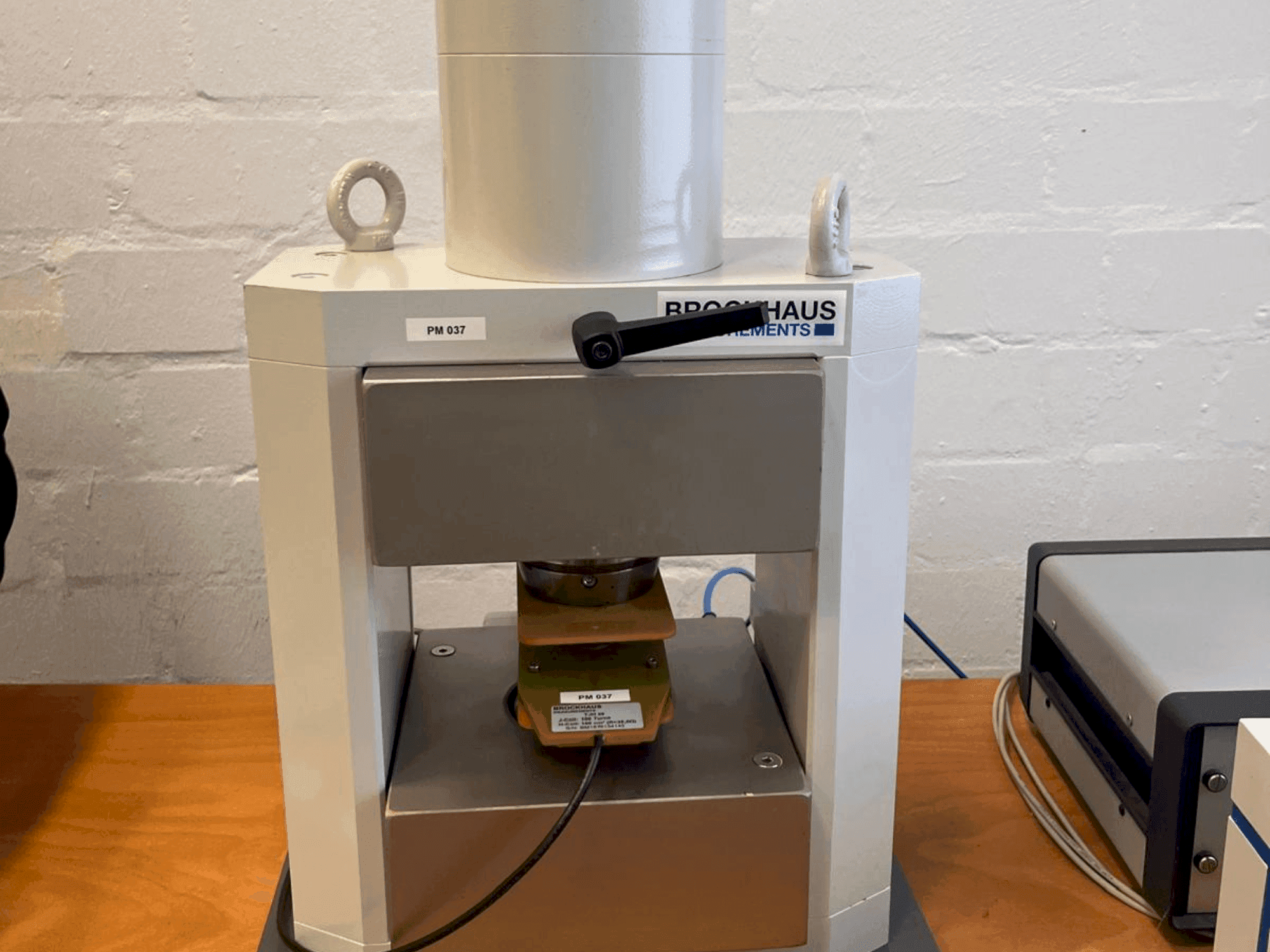 Vista frontale della macchina BROCKHAUS HG200 D