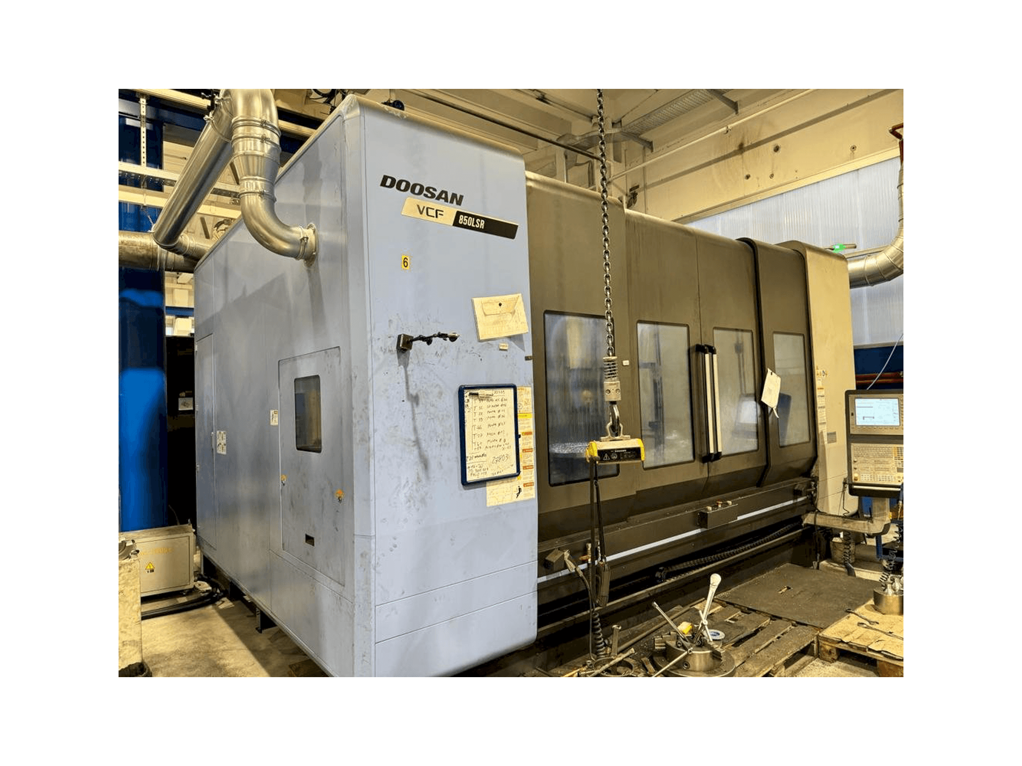 Vista frontale della macchina DOOSAN VCF 850 LSR