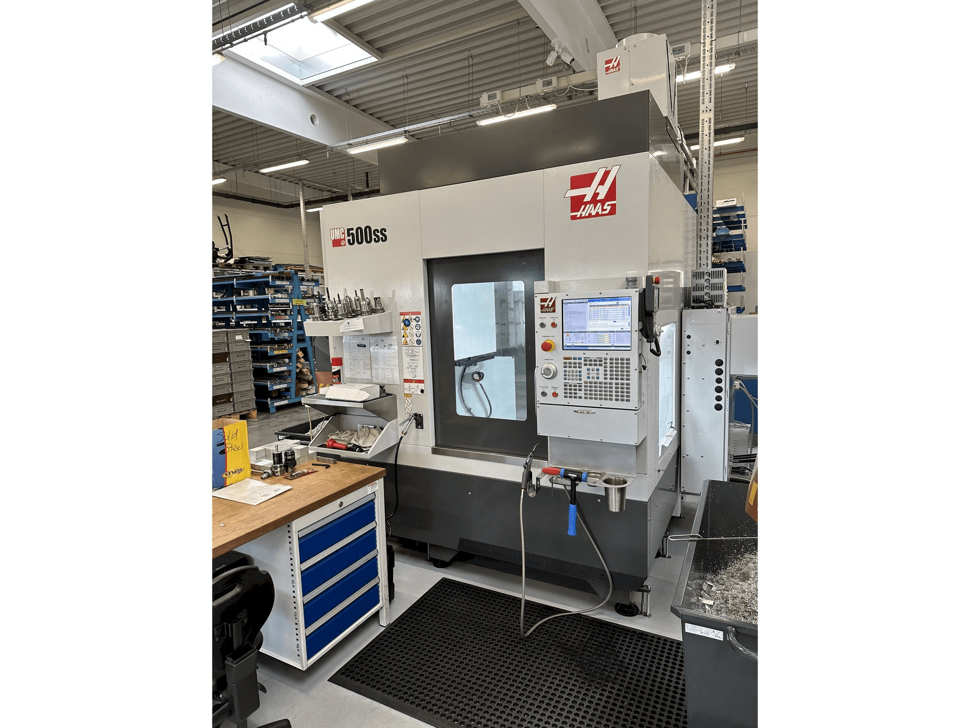 Vista frontale della macchina HAAS UMC-500SS