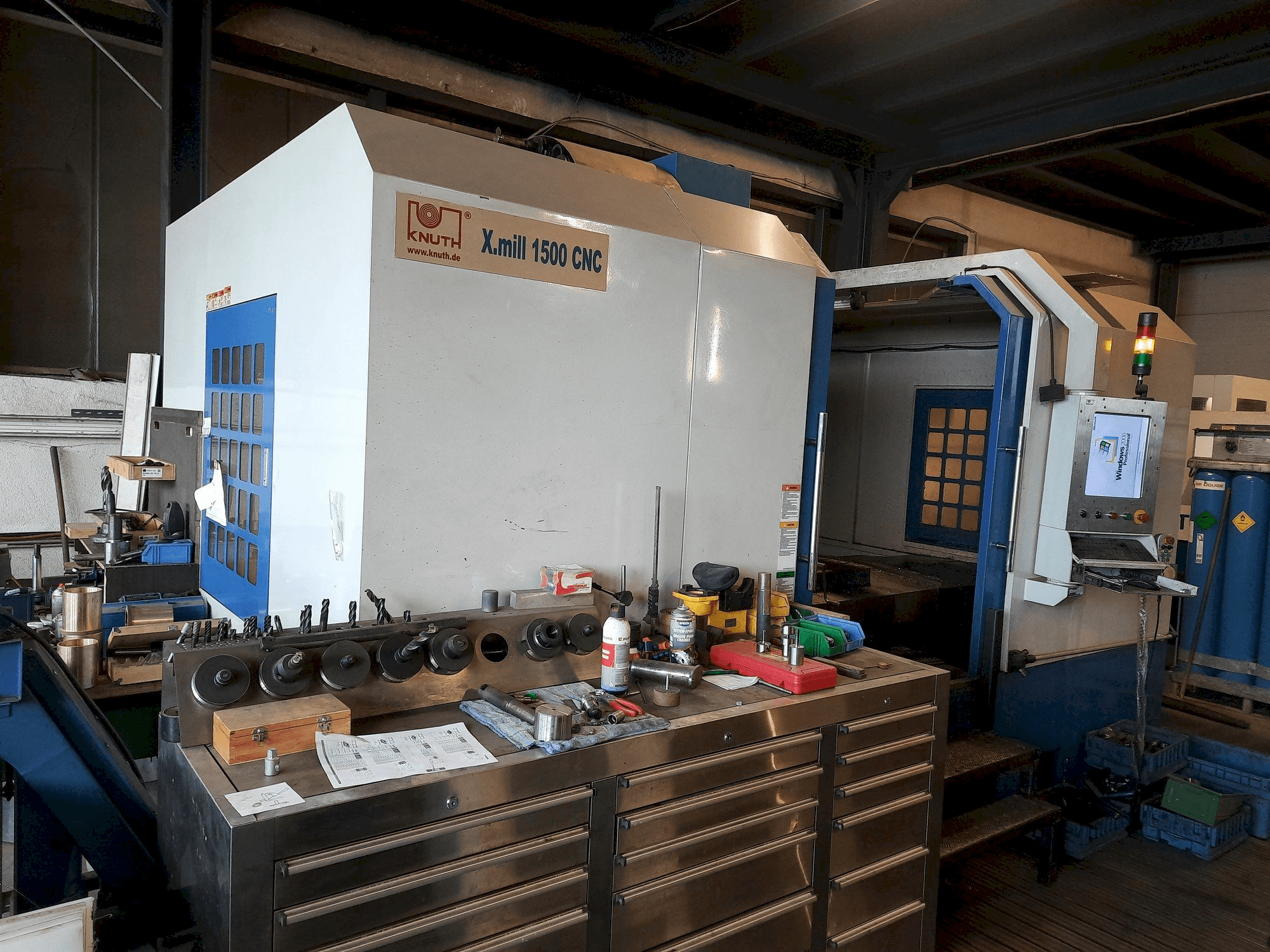 Vista frontale della macchina KNUTH X-Mill 1500 CNC