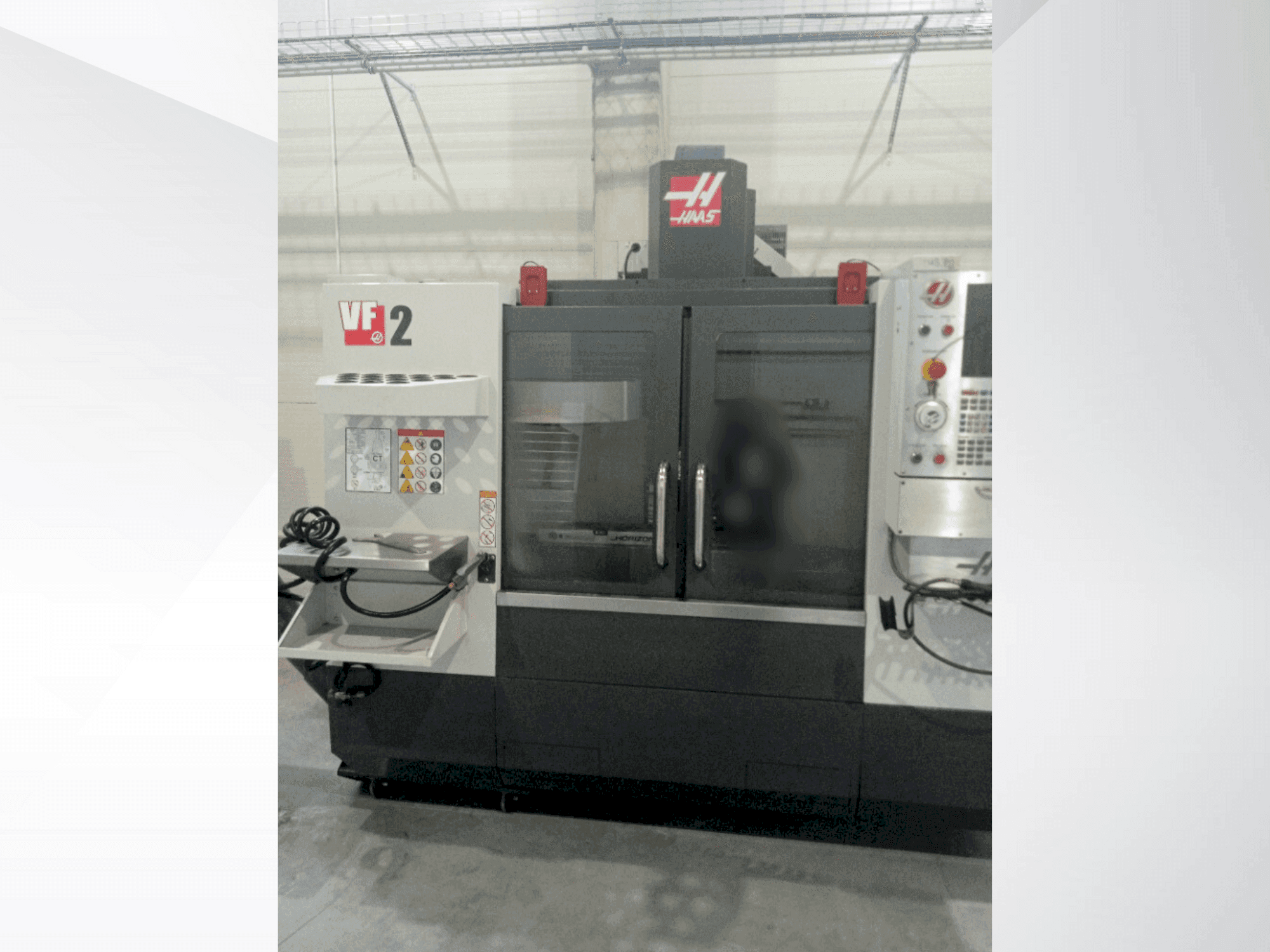 Vista frontale della macchina HAAS VF-2