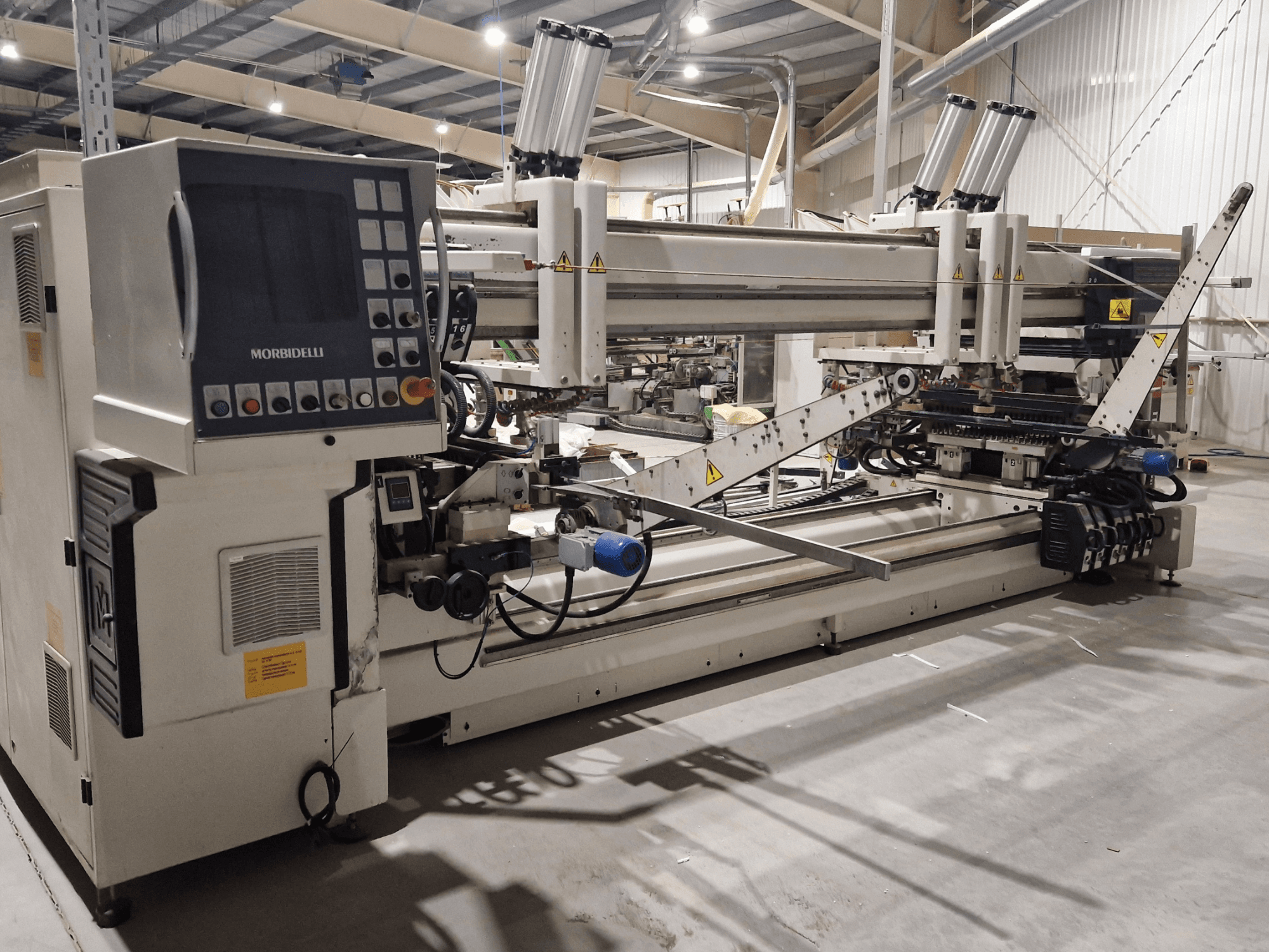 Foratrice multimandrino SCM Morbidelli Zenith F2, vista laterale che mostra il pannello di controllo e i componenti meccanici in un'officina.