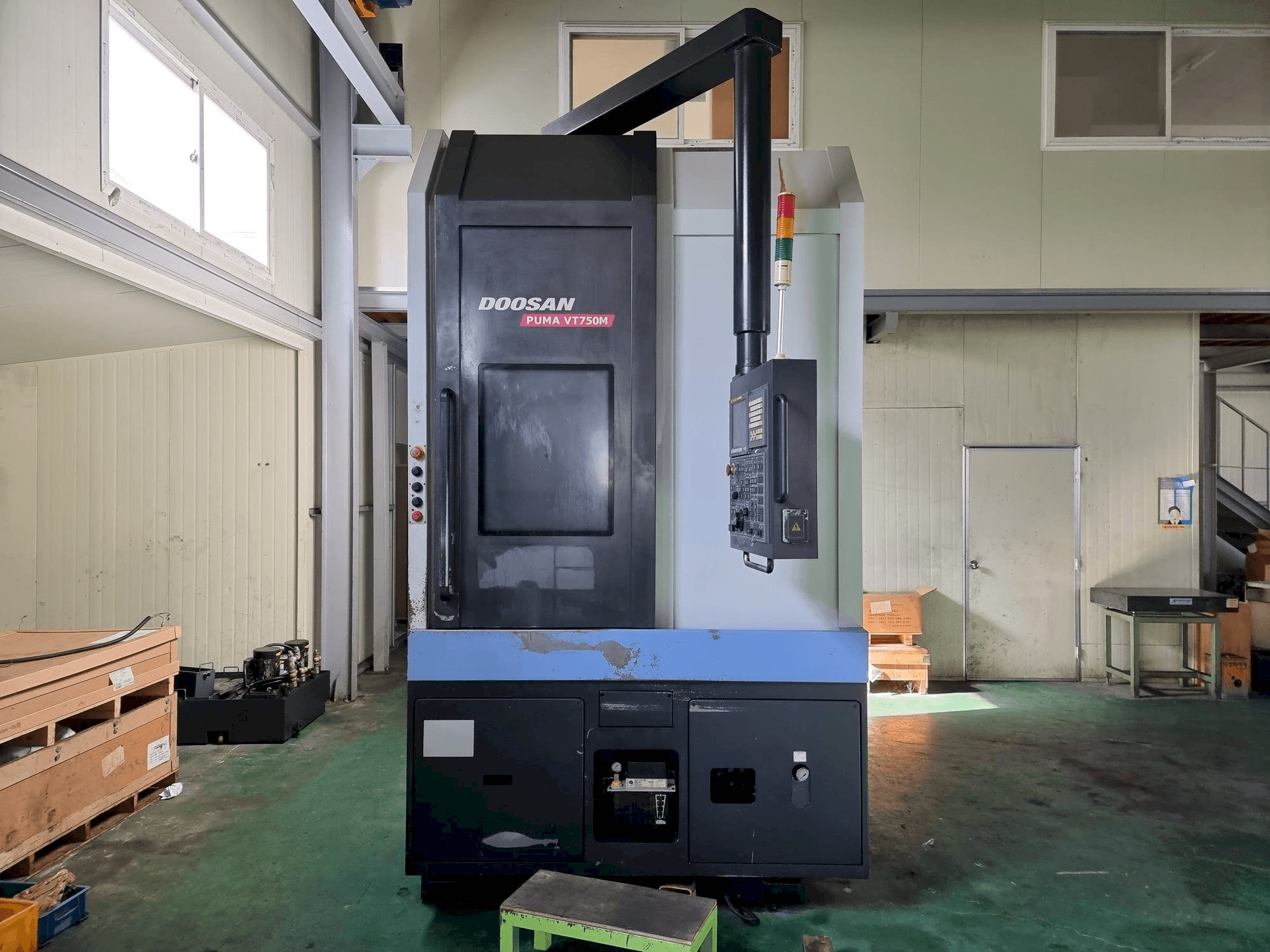 Vista frontale della macchina Doosan Puma VT750M