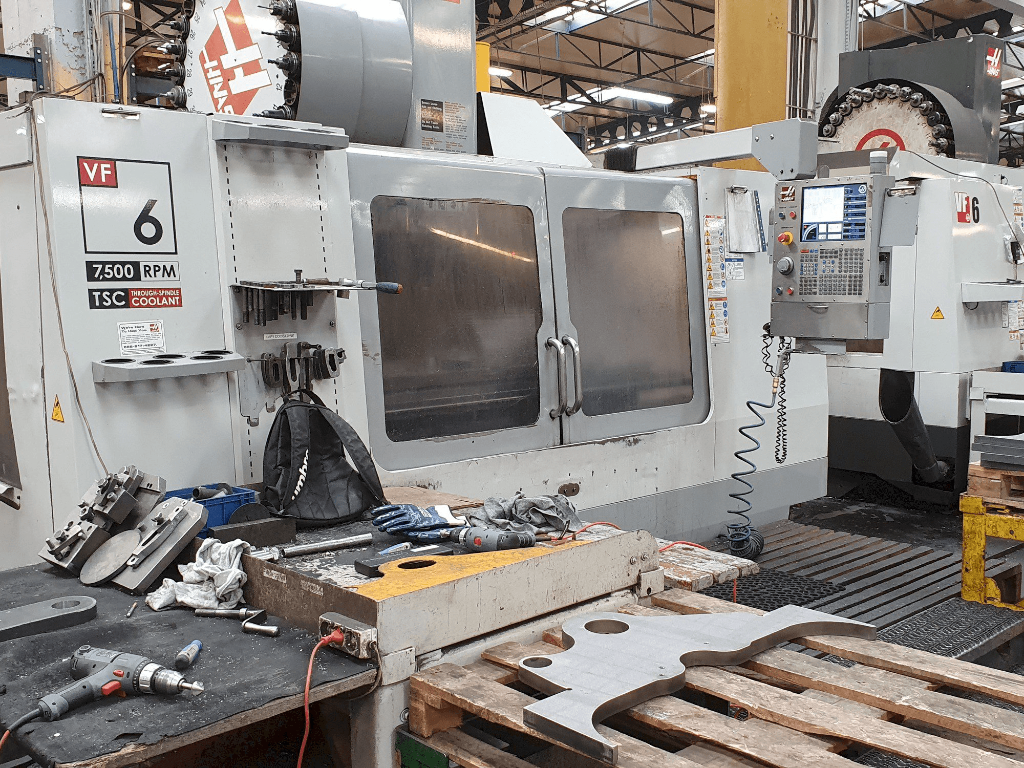 Vista frontale della macchina HAAS VF-6 / 50HE