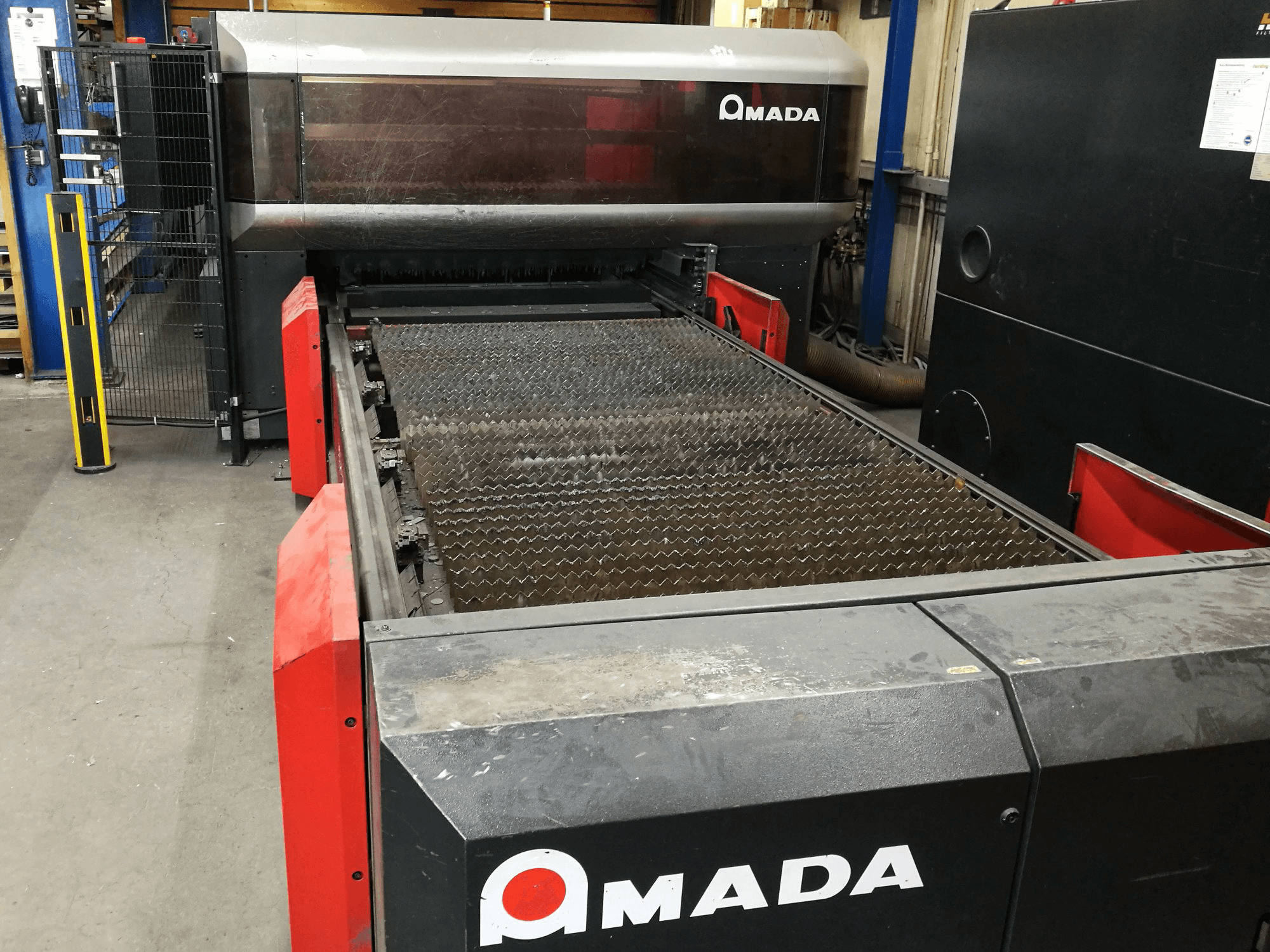 Vista frontale della macchina AMADA LC 3015 X1 NT