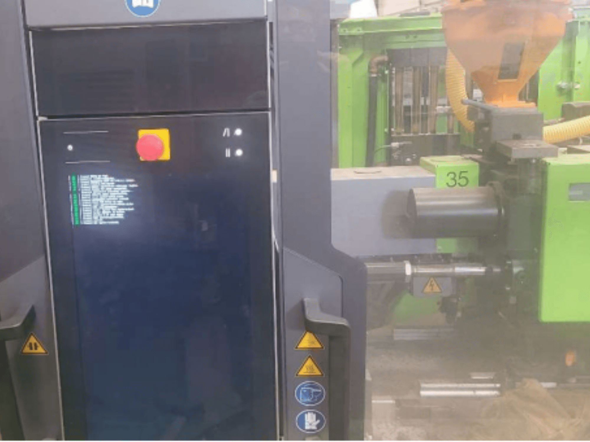 Pressa a iniezione idraulica Engel Victory 320/80 spex, vista frontale che mostra il pannello di controllo e il gruppo di iniezione verde.