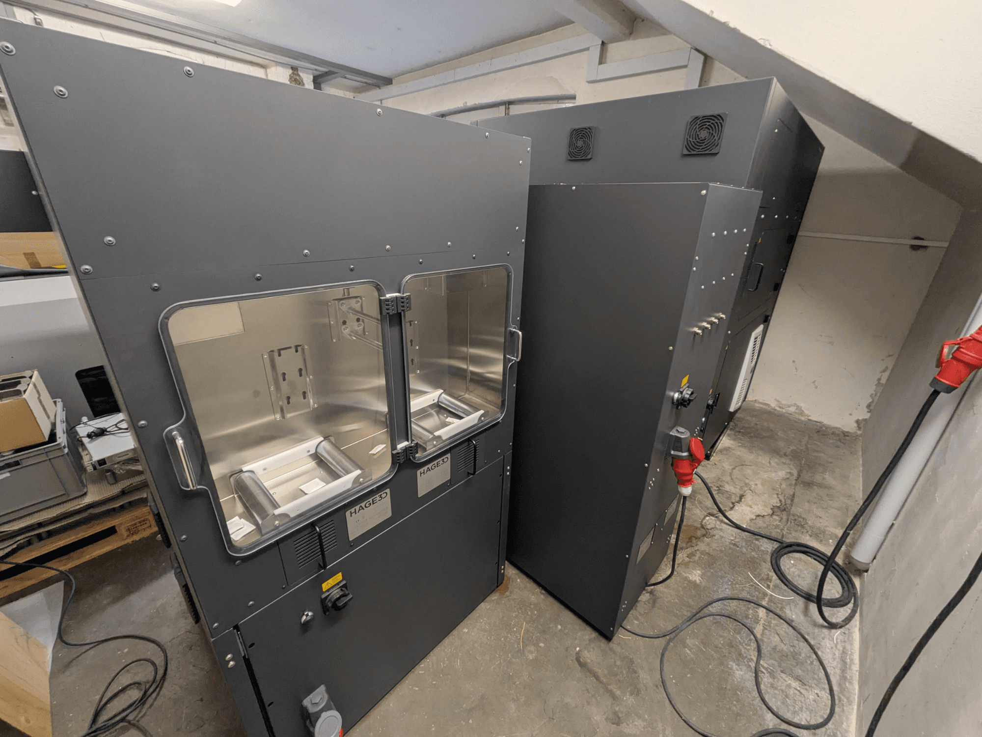 Stampante 3D in plastica HAGE 3D Mex-One-A, vista laterale che mostra i due sportelli trasparenti e il pannello di controllo.
