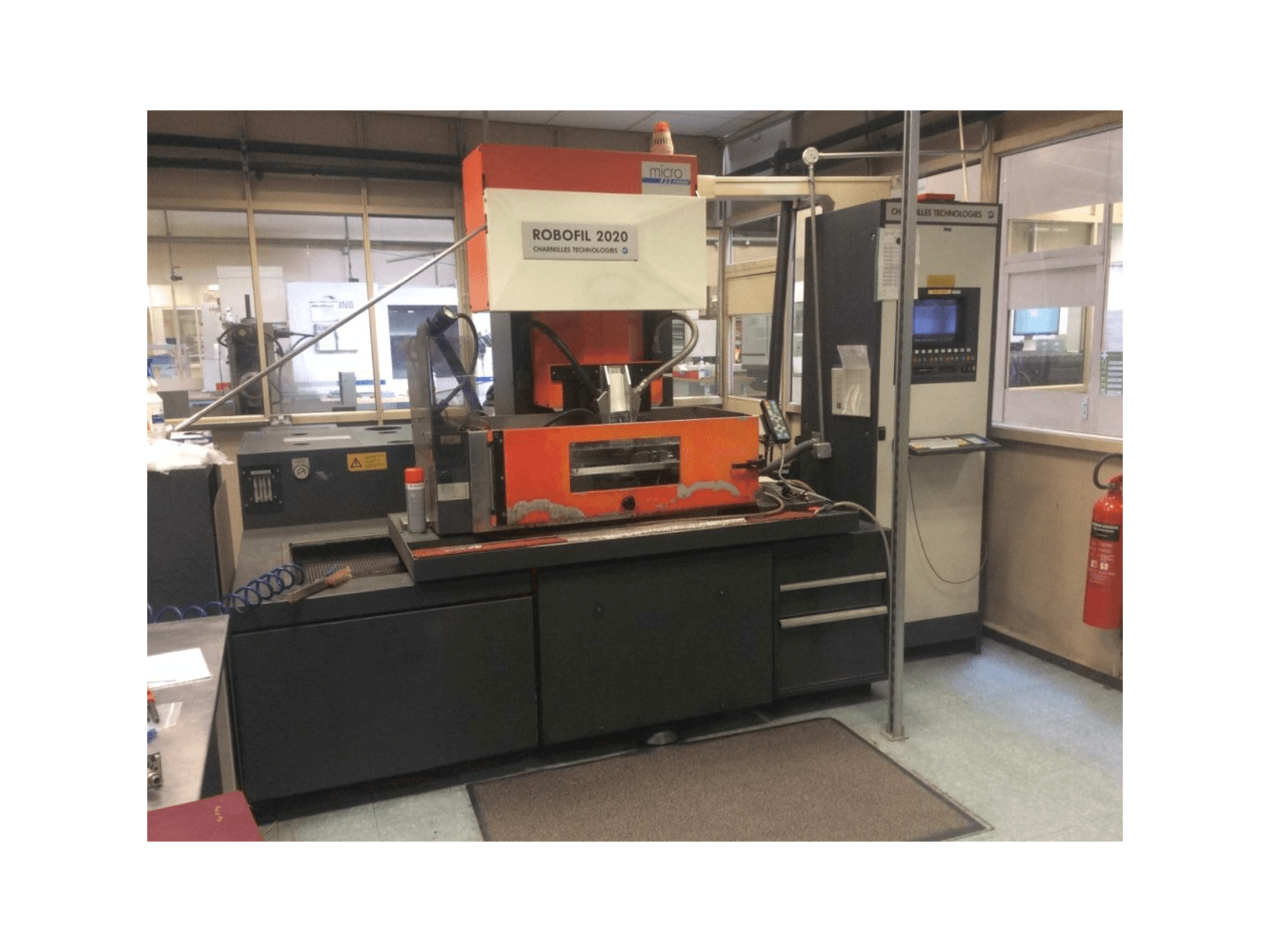 Vista frontale della macchina CHARMILLES Technologies Robofil 2020 - 1