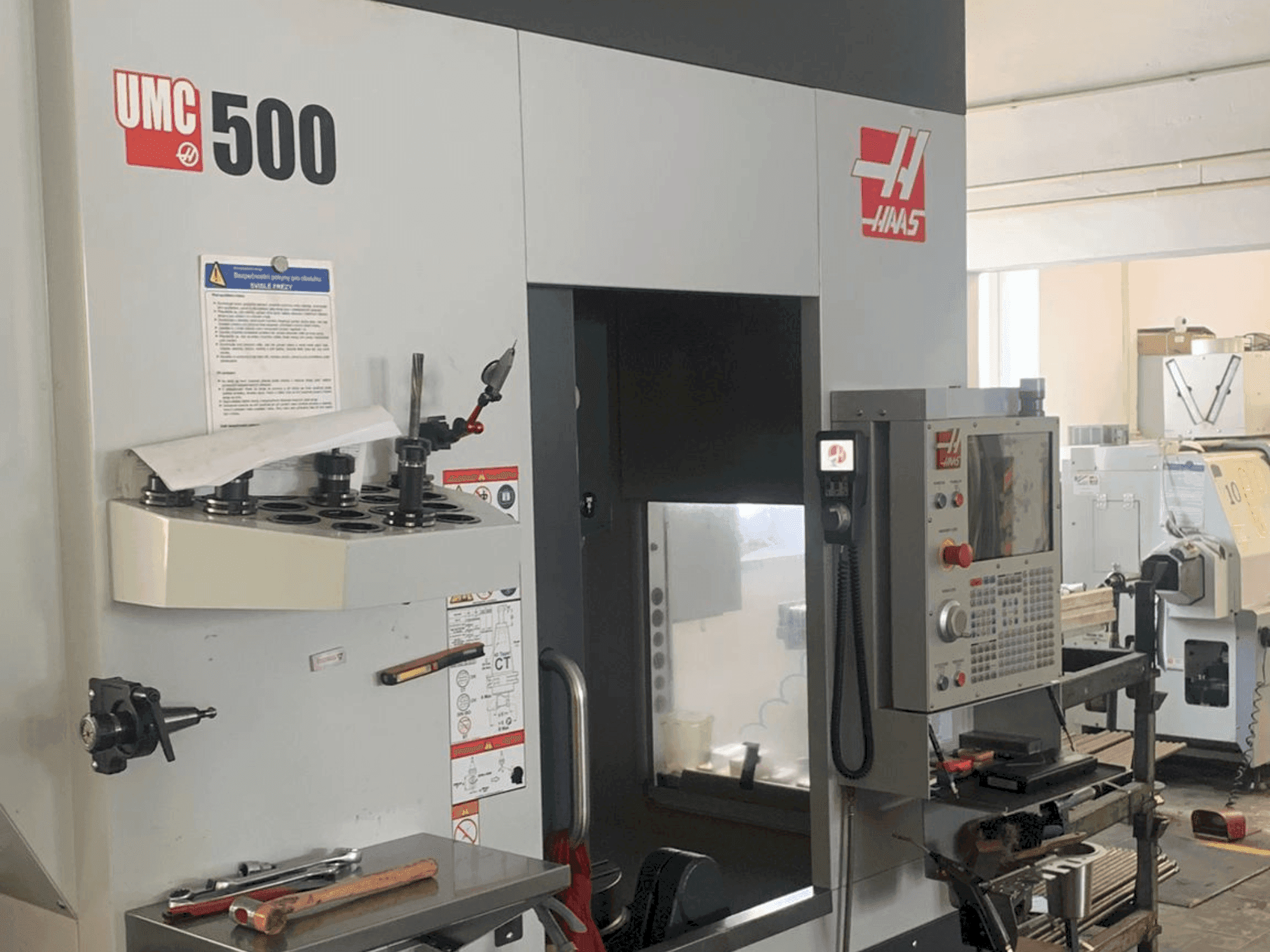 Vista frontale della macchina HAAS UMC 500