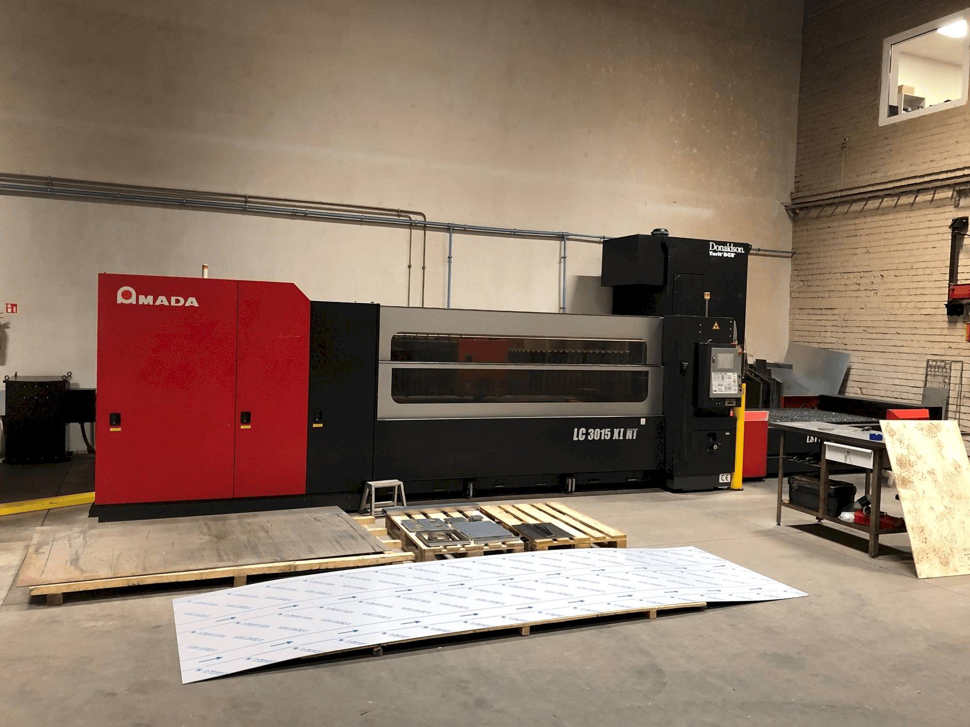 Vista frontale della macchina AMADA LC-3015 X1 NT