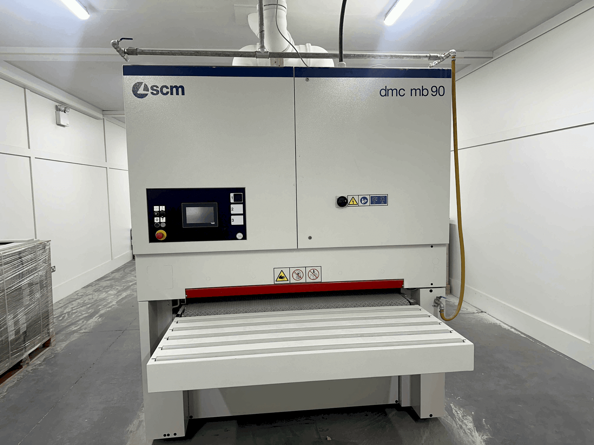 Vista frontale della macchina SCM DMC MB90 DBB135