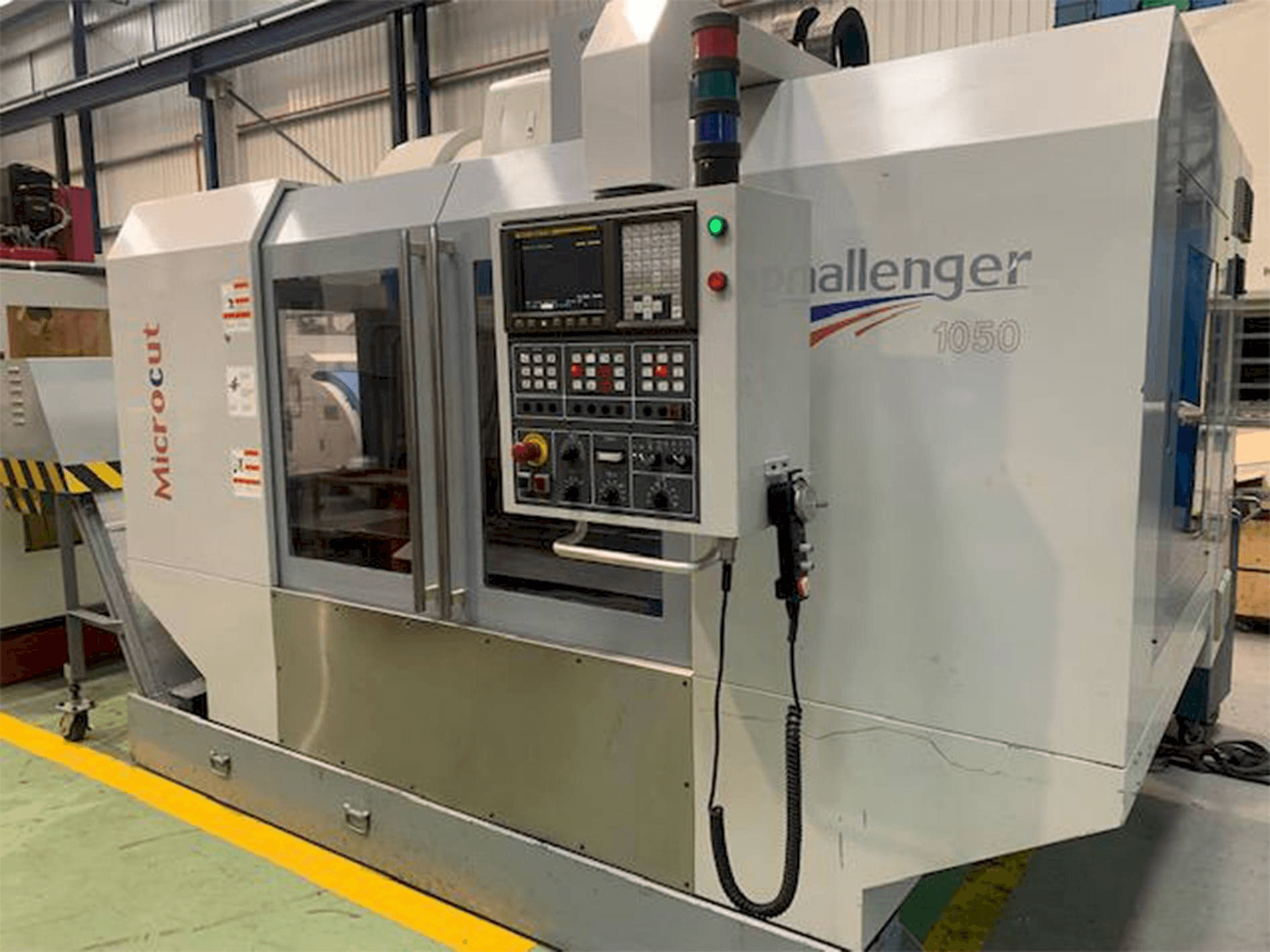Vista frontale della macchina MICROCUT Challenger 1050