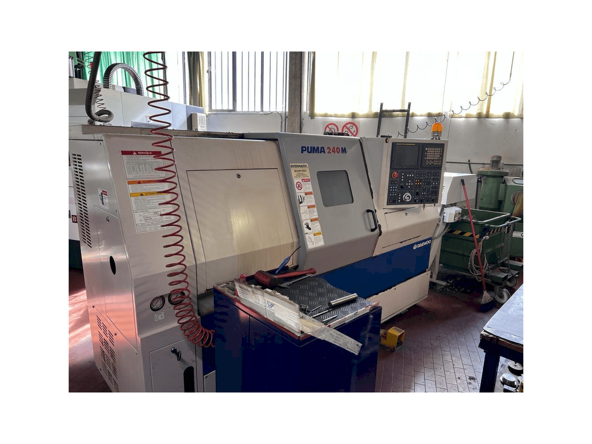 Vista frontale della macchina DAEWOO Puma 240M